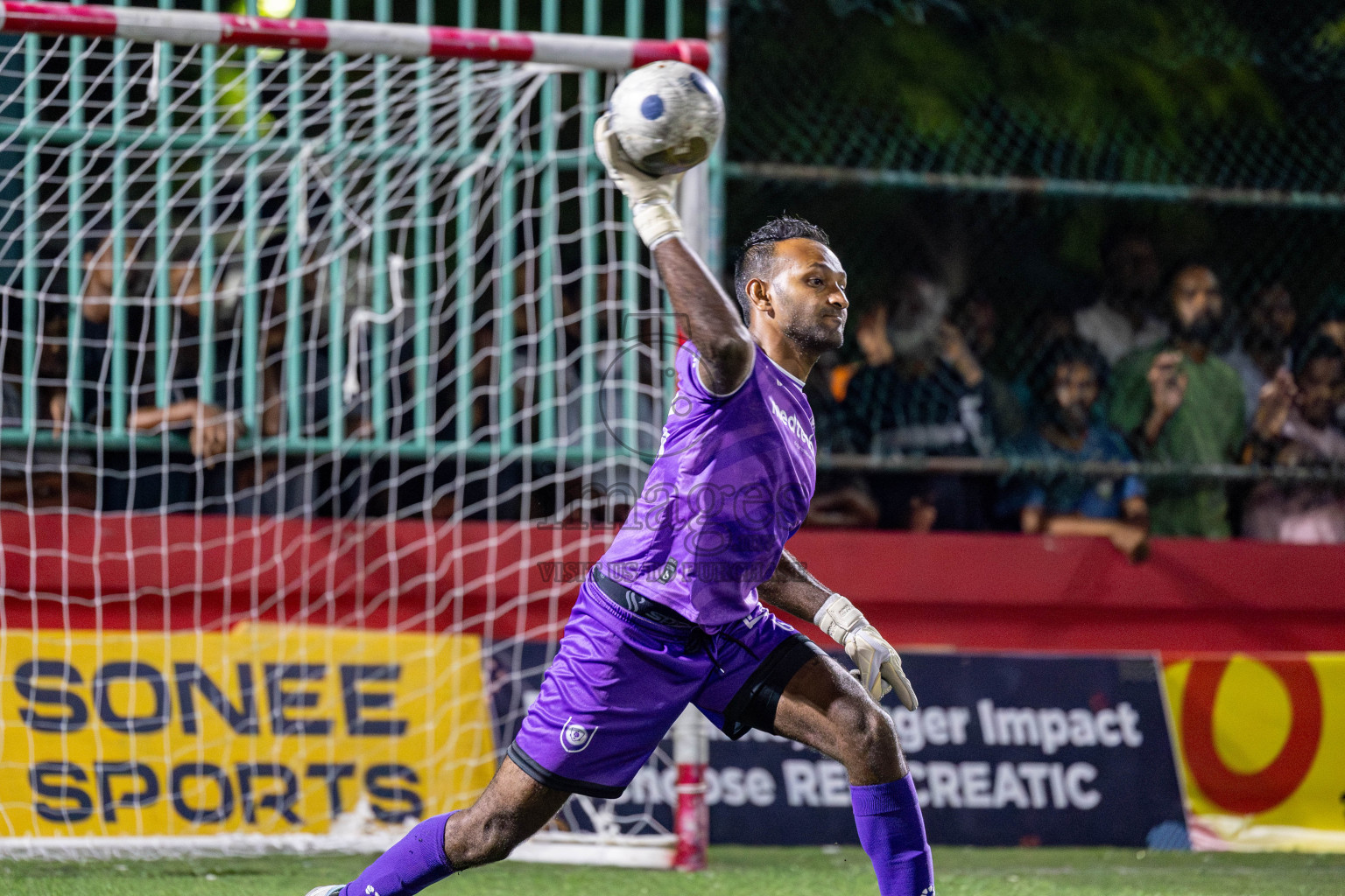 R. Dhuvaafaru VS N. Miladhoo in zone round on Day 32 of Golden Futsal Challenge 2025 was held on Wednesday , 5th February 2025, in Hulhumale', Maldives. 
Photos: Hassan Simah / images.mv