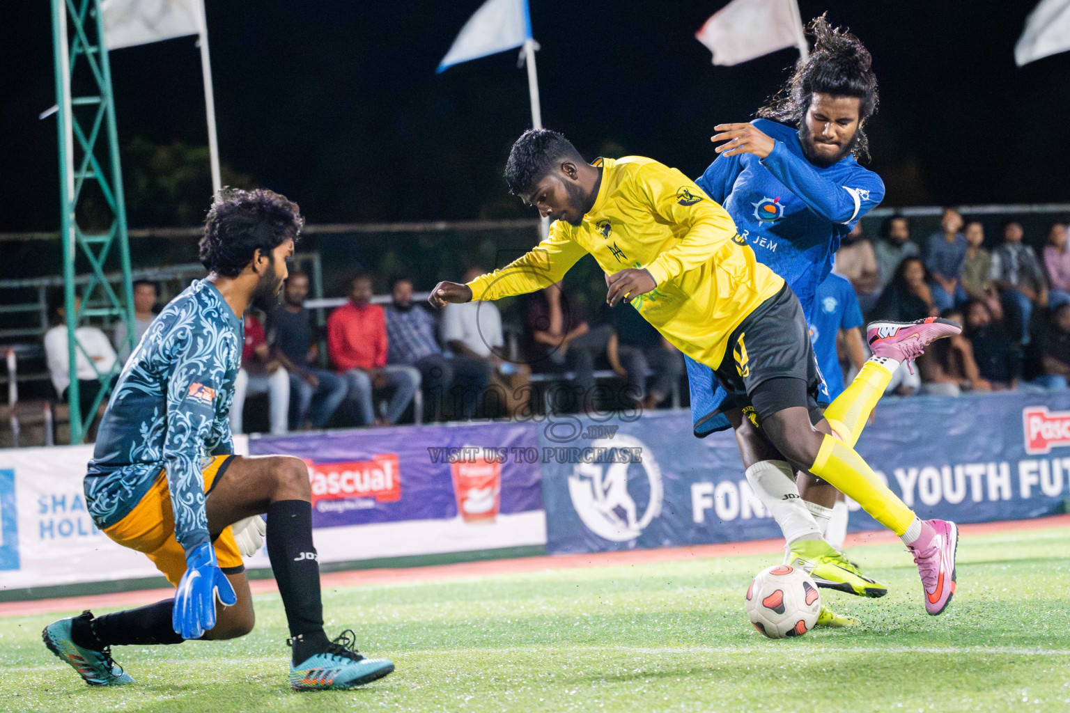Foemathi JR VS Kanmathi SC in Day 3 - Fonadhoo Youth Futsal Challenge 2025 held in Fonadhoo Futsal Stadium, L. Fonadhoo, Maldives on Tuesdat, 28th October 2025 Photos: Arif Rasheed / images.mv
