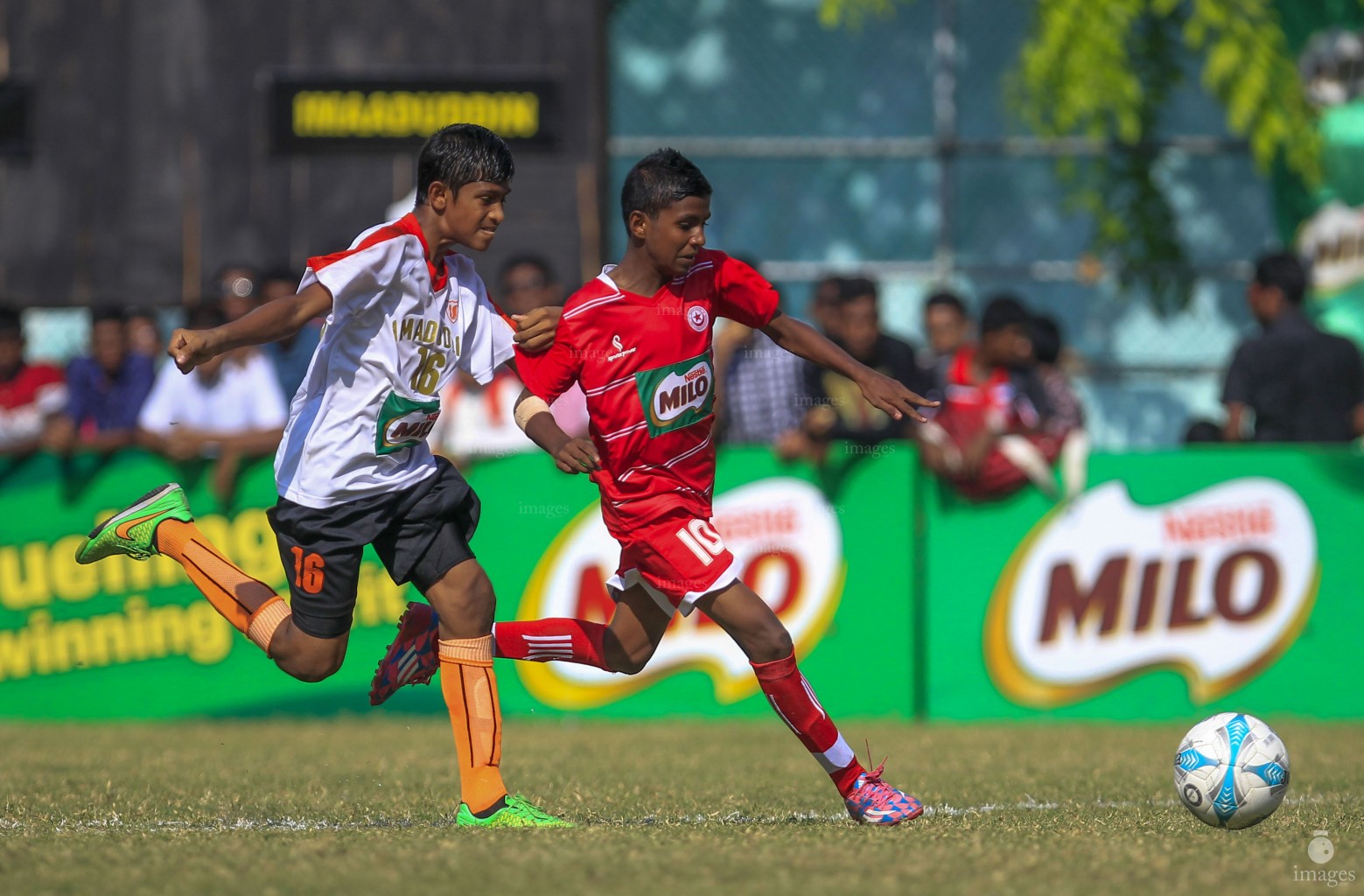 Iskandhar  School vs Imadduddin School in Milo Interschool Football Tournament Under 14 category Sunday, March 20, 2016. (Images.mv Photo: Mohamed Ahsan)