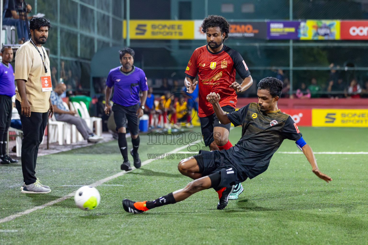 L. Gan VS Th. Omadhoo on Day 35 of Golden Futsal Challenge 2024 was held on Tuesday, 20th February 2024, in Hulhumale', Maldives 
Photos: Hassan Simah, / images.mv