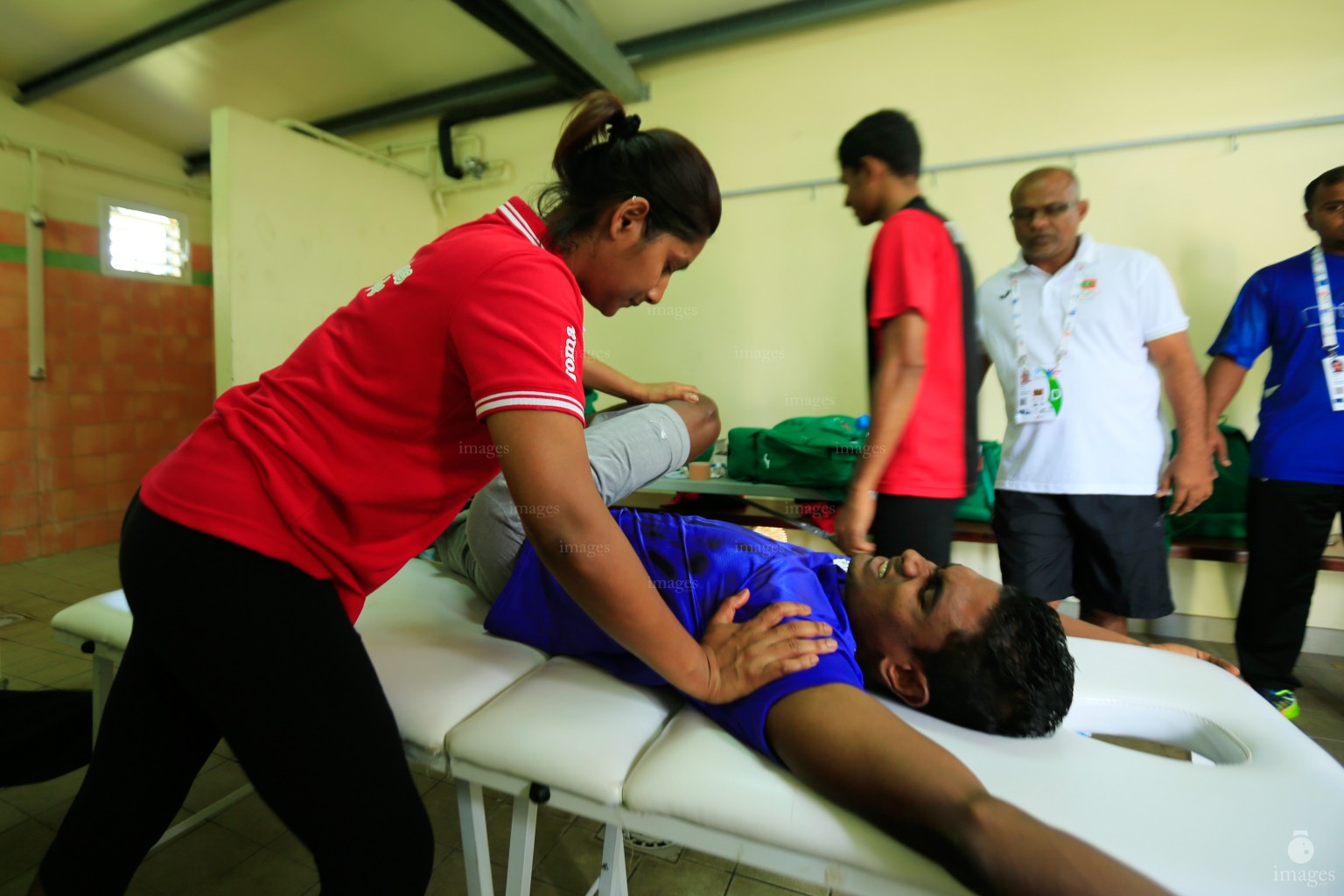 Umana Nooraddeen prepares Maldives sprinter Hassan Saaid for 4 by 100 meters relay in  in La Reunion', Wednesday, August. 5, 2015.  (Images.mv Photo/ Hussain Sinan).
