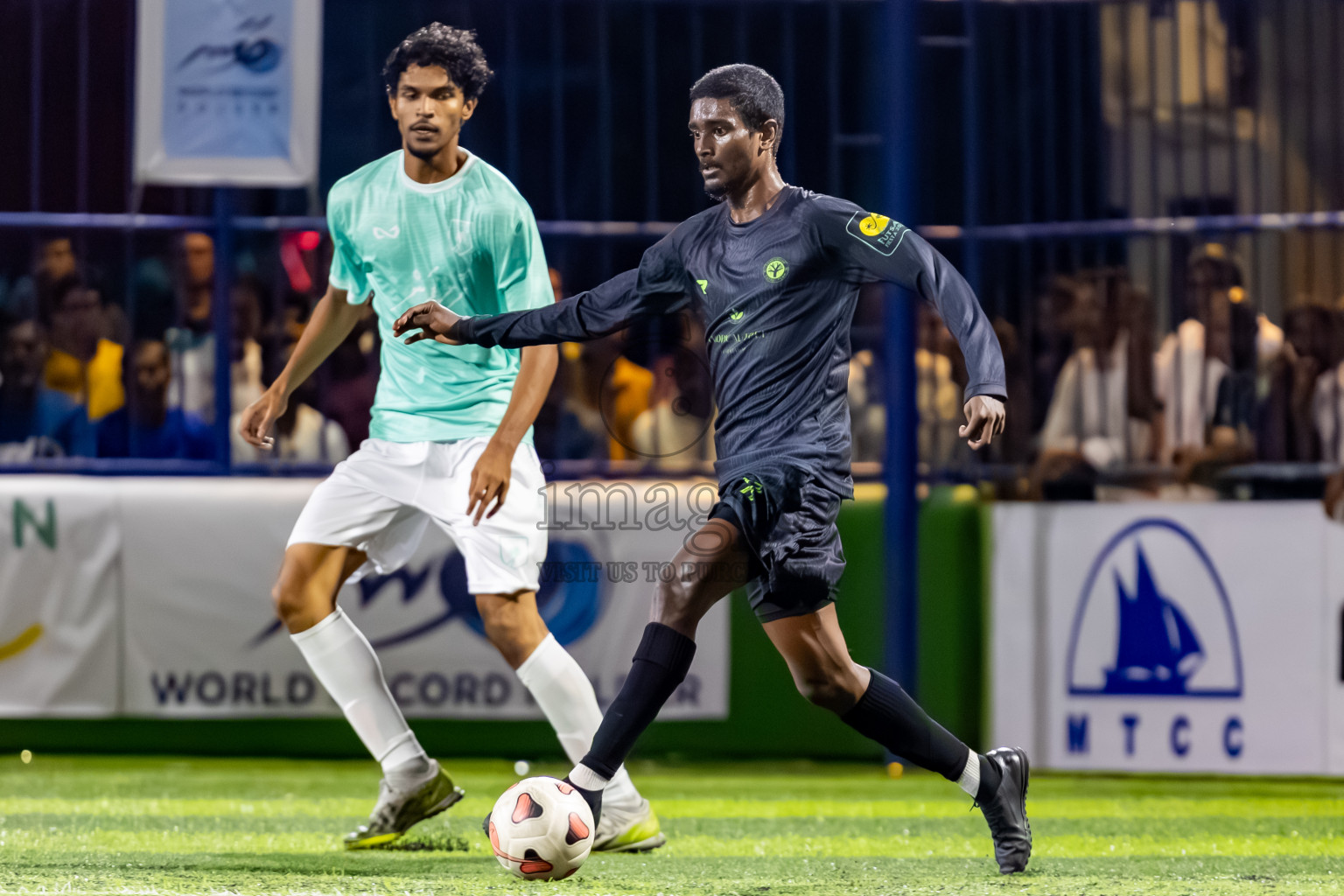 Dhonfan vs Fehendhoo in Day 1 of Better in Baa Futsal Fiesta 2025 Man's division held in B. Eydhafushi, Maldives on Wednesday, 5th November 2025. Photos: Nausham Waheed / images.mv