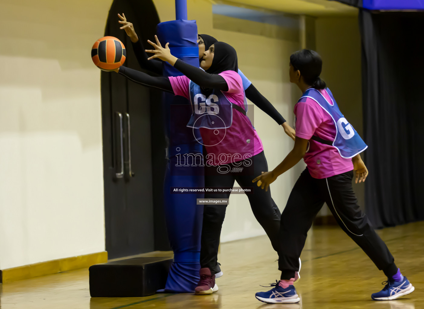 Shinning Star vs Mahibadhoo in the Milo National Netball Tournament 2022 on 21 July 2022, held in Social Center, Male', Maldives. Photographer: Shuu / Images.mv