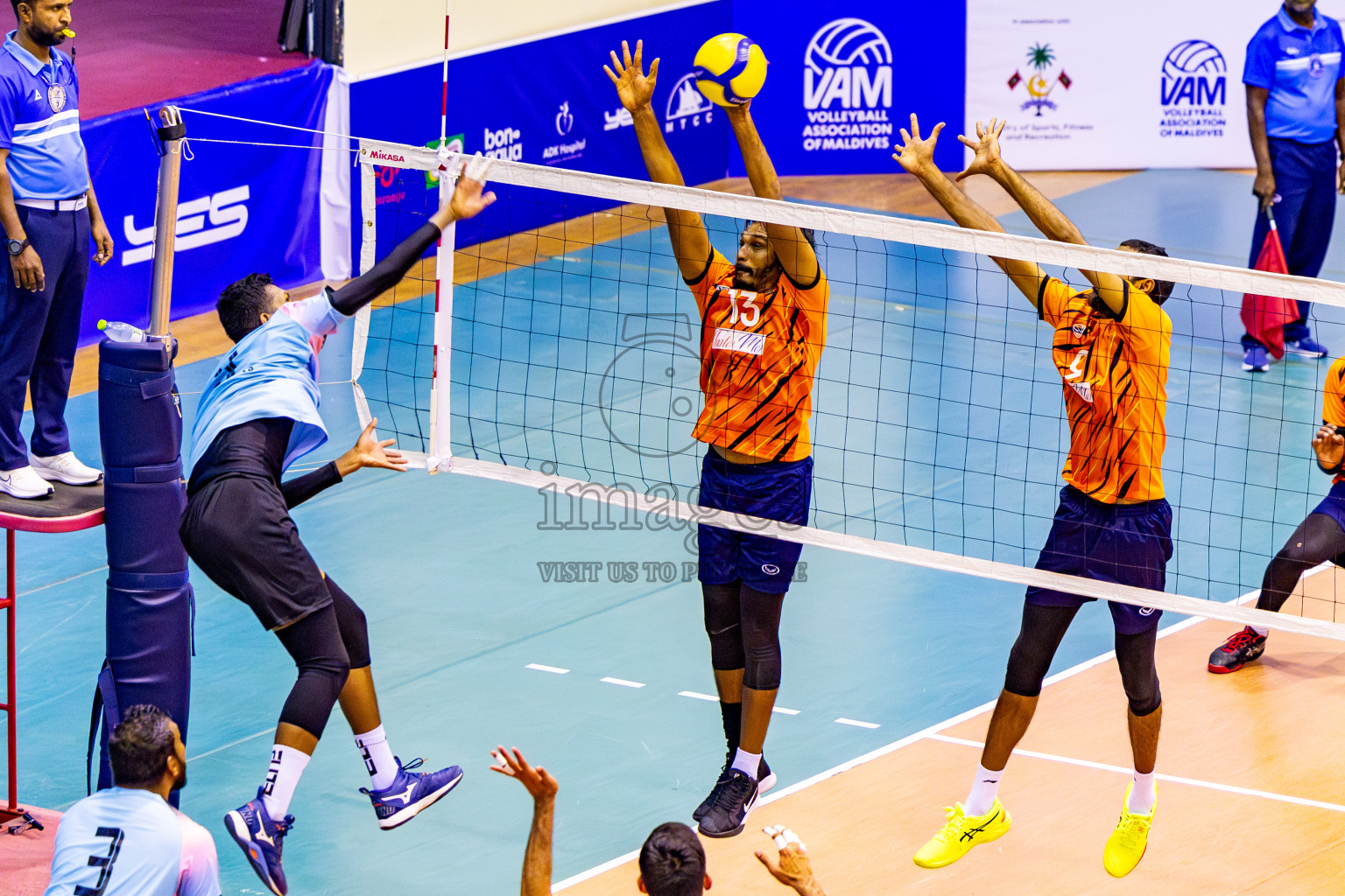 Sports Club City vs Blues for Volleyball in Day 2 of MILO VAM Cup 2024 Men's Division was held in Social Center Indoor Hall on Tuesday, 29th October 2024. Photos: Nausham Waheed / images.mv