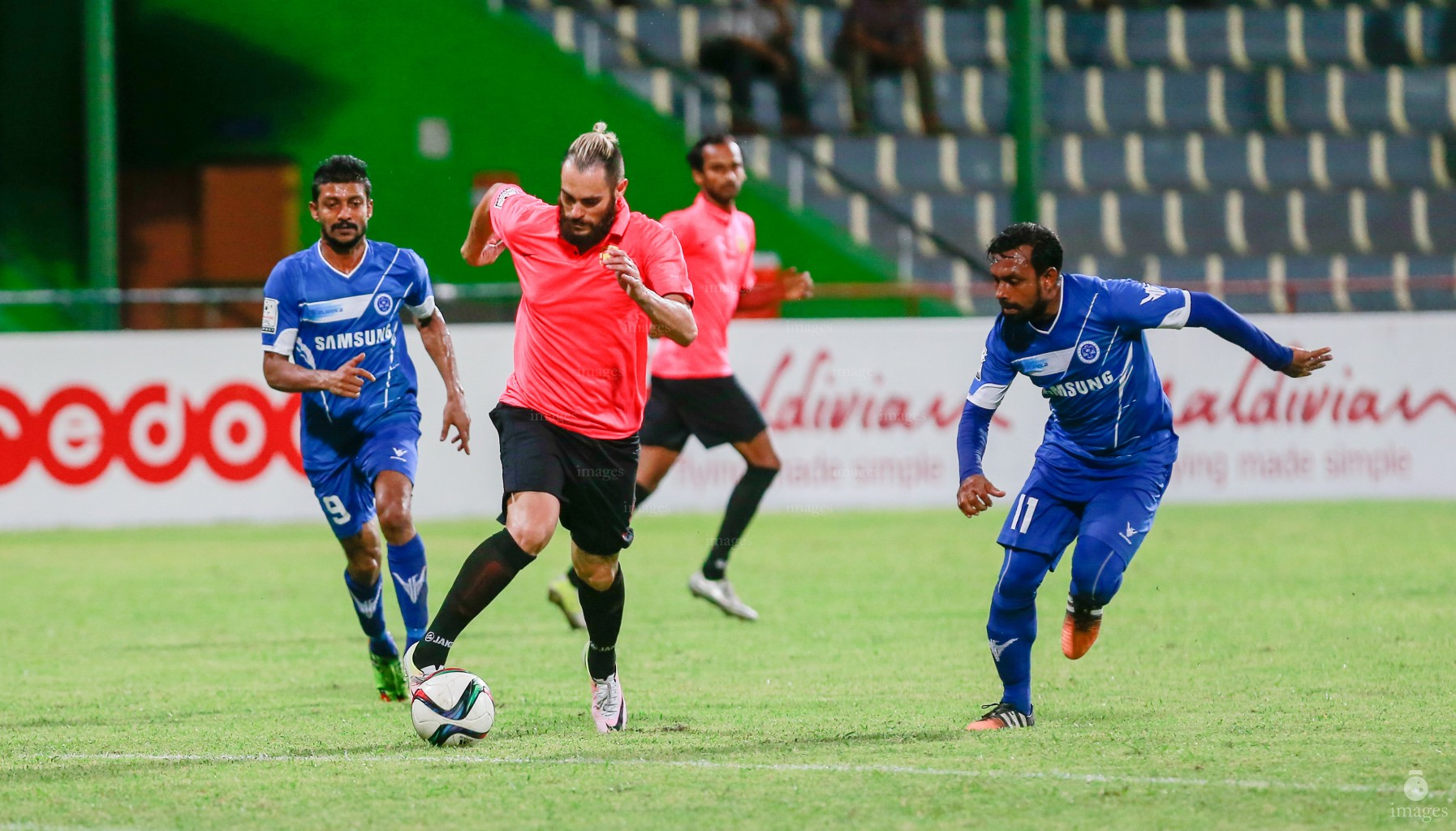 New Radiant Sports Club played against United Victory in Ooredoo Dhivehi Premier League in Male', Maldives, Wednesday, May. 04, 2016.(Images.mv Photo/ Hussain Sinan).