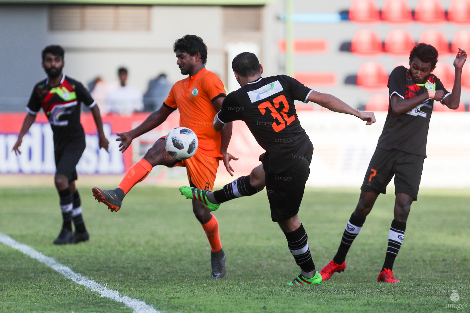 Eagles vs Fehendhoo in Dhiraagu Dhivehi Premier League 2018 in Male, Maldives, Thursday, October 11, 2018. (Images.mv Photo/Suadh Abdul Sattar)