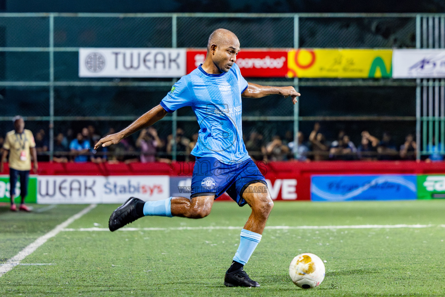 M Maduvvari VS M Dhiggaru in Day 8 of Golden Futsal Challenge 2025 was held on Sunday, 12th January 2025, in Hulhumale', Maldives Photos: Nausham Waheed , Ismail Thoriq / images.mv