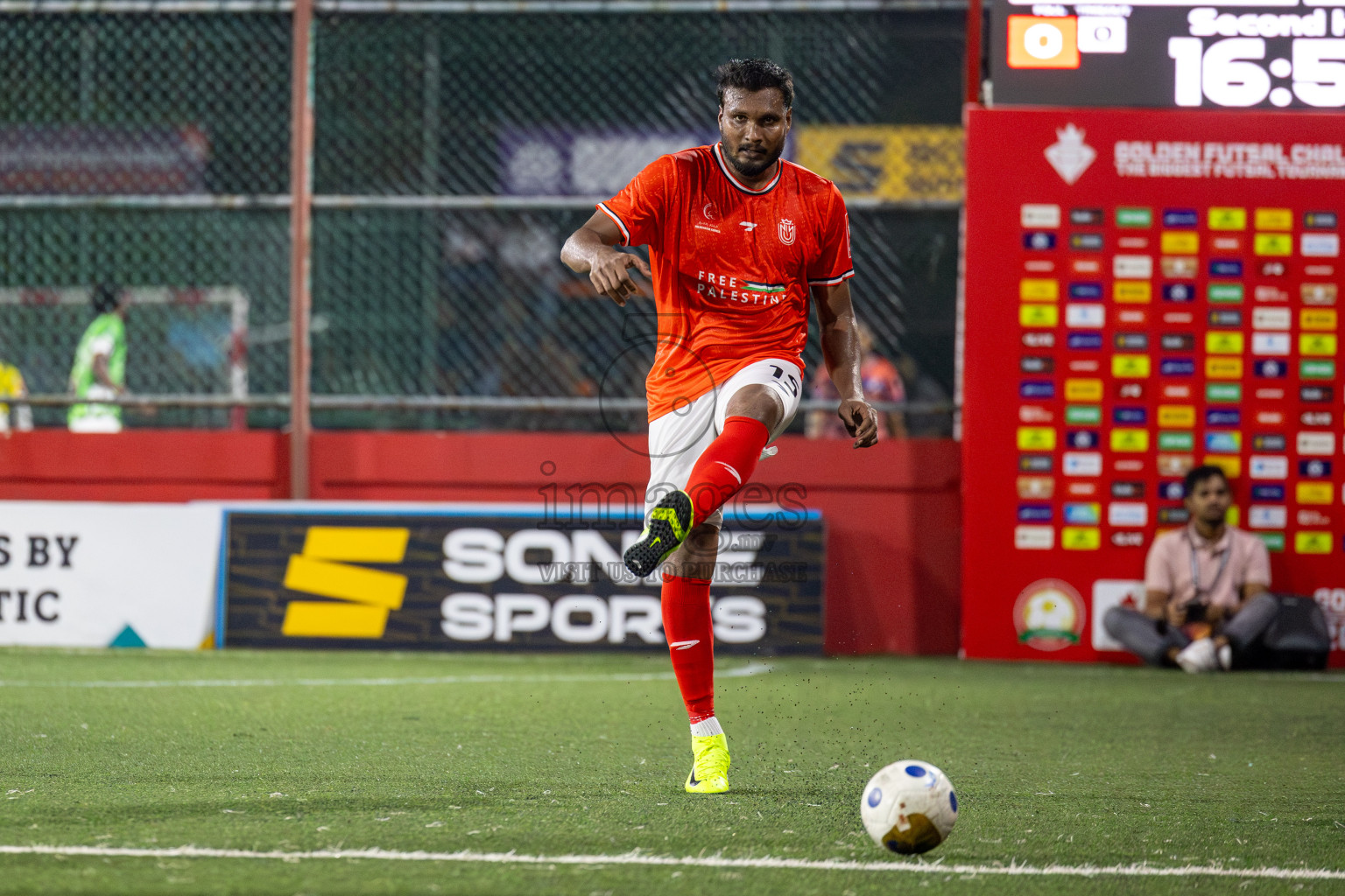 HDh Nolhivaran vs HDh Kumundhoo in Day 13 of Golden Futsal Challenge 2025 was held on Friday, 17th January 2025, in Hulhumale', Maldives 
Photos: Hassan Simah / images.mv