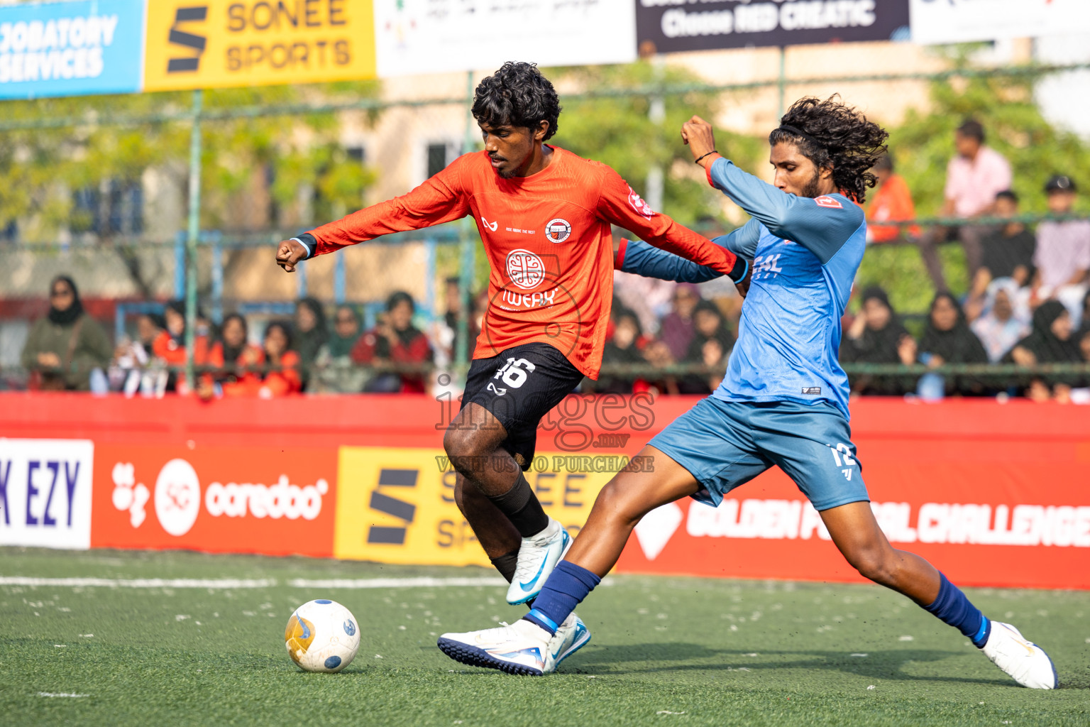 Th Dhiyamigili vs Th Omadhoo in Day 14 of Golden Futsal Challenge 2025 was held on Saturday, 18th January 2025, in Hulhumale', Maldives. 
Photos: Hassan Simah / images.mv