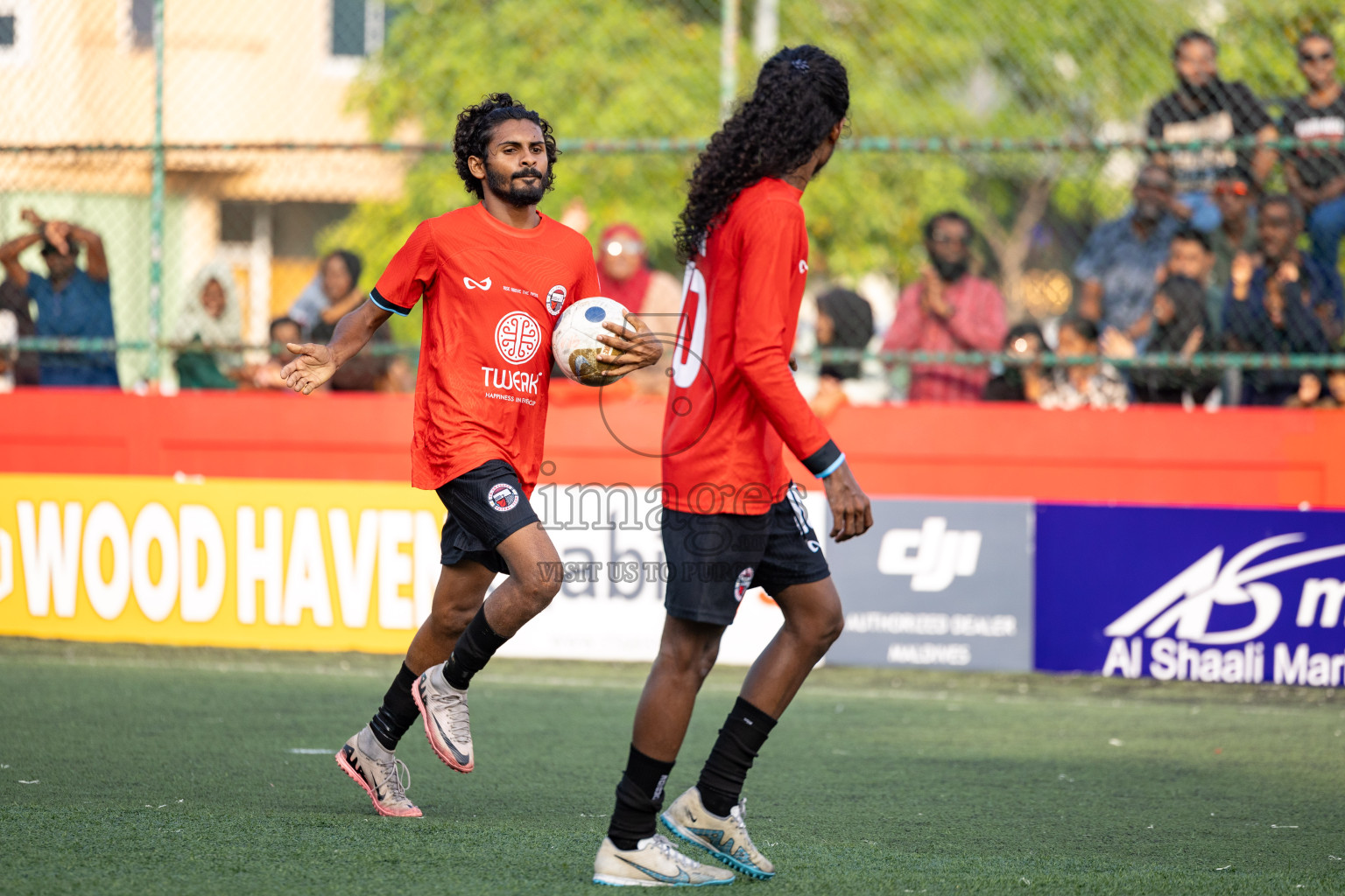 Th Dhiyamigili vs Th Omadhoo in Day 14 of Golden Futsal Challenge 2025 was held on Saturday, 18th January 2025, in Hulhumale', Maldives. 
Photos: Hassan Simah / images.mv