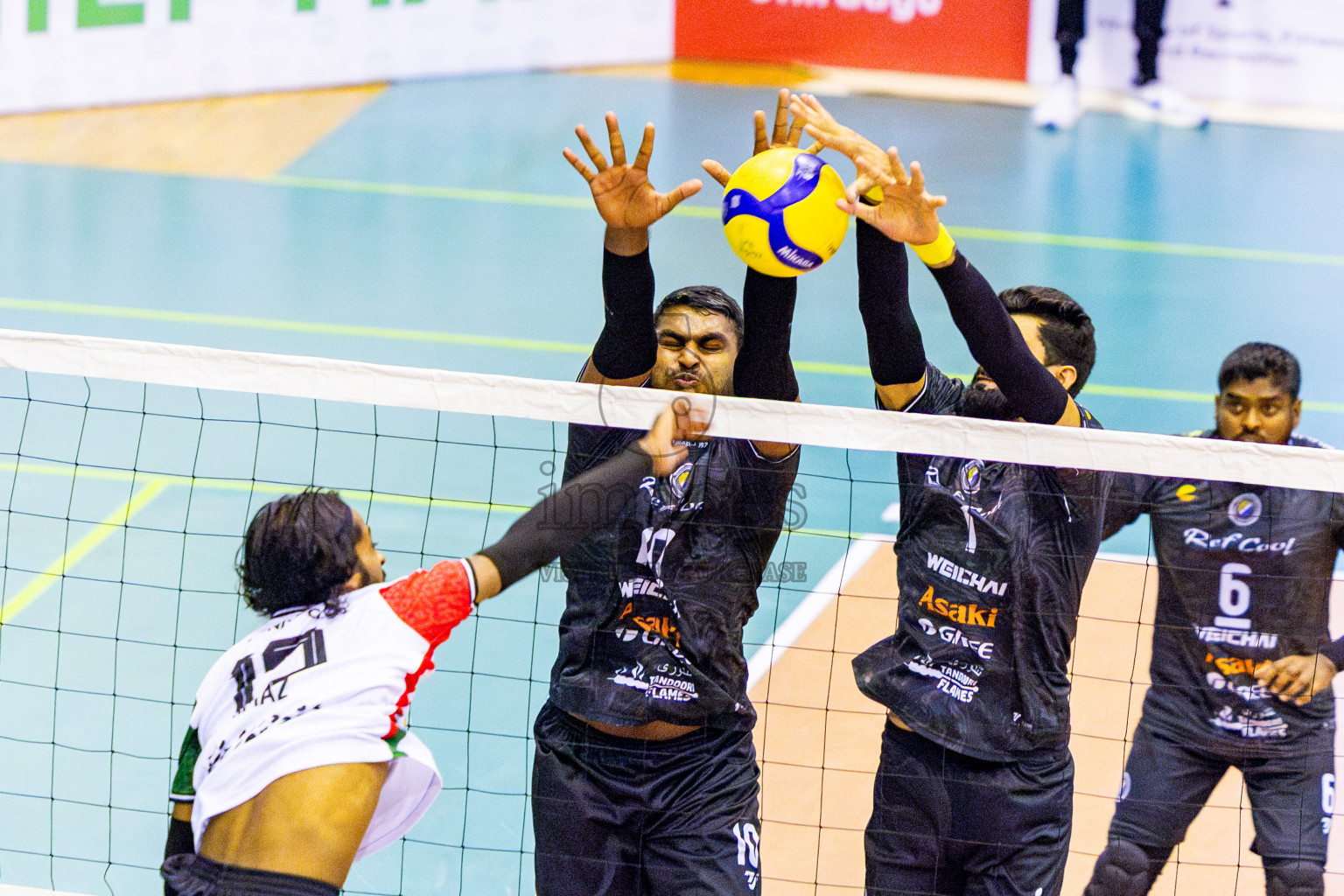 Dhivehi Sifainge Club vs Huraa Community Club in Semi Finals of MILO VAM Cup 2025 held in Male', Maldives on Tuesday, 1st July 2025 at Social Center Indoor Hall Photos By: Nausham Waheed / images.mv