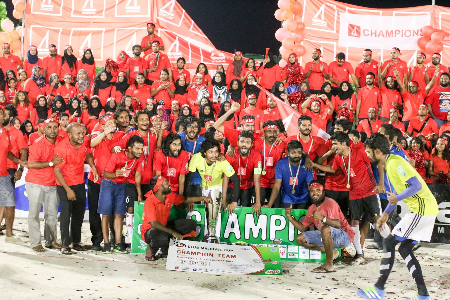 Finals of Milo Club Maldives Futsal Tournament between Bank of Maldives and Maldives Road Development Cooperationn Male', Maldives, Monday, April. 25, 2016.(Images.mv Photo/ Hussain Sinan).