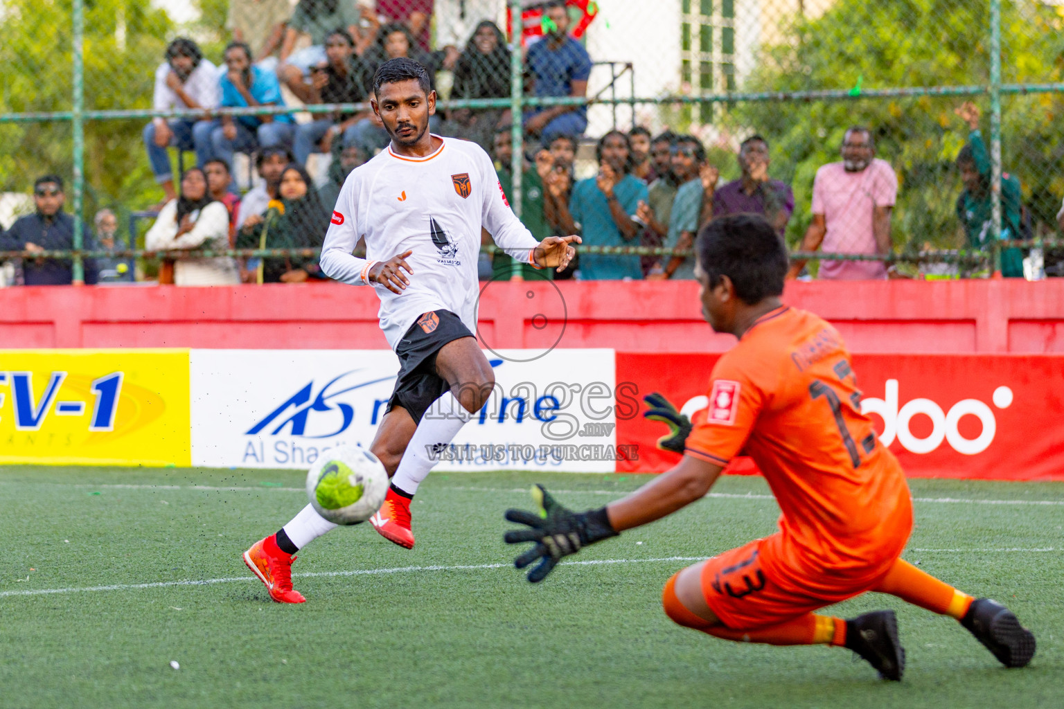 Th. Hirilandhoo VS Th. Guraidhoo in Day 6 of Golden Futsal Challenge 2024 was held on Saturday, 20th January 2024, in Hulhumale', Maldives 
Photos: Hassan Simah / images.mv