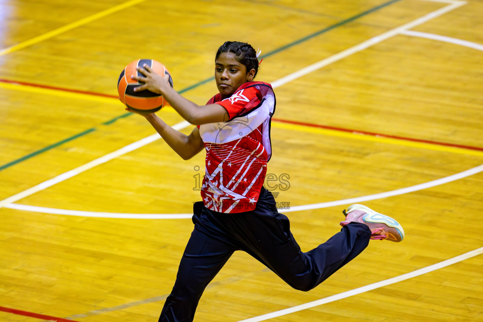 Iskandhar School vs Ghiyasuddin International School in the U15 Finals of Inter-school Netball Tournament held in Social Center at Male', Maldives on Monday, 26th August 2024. Photos: Hassan Simah / images.mv