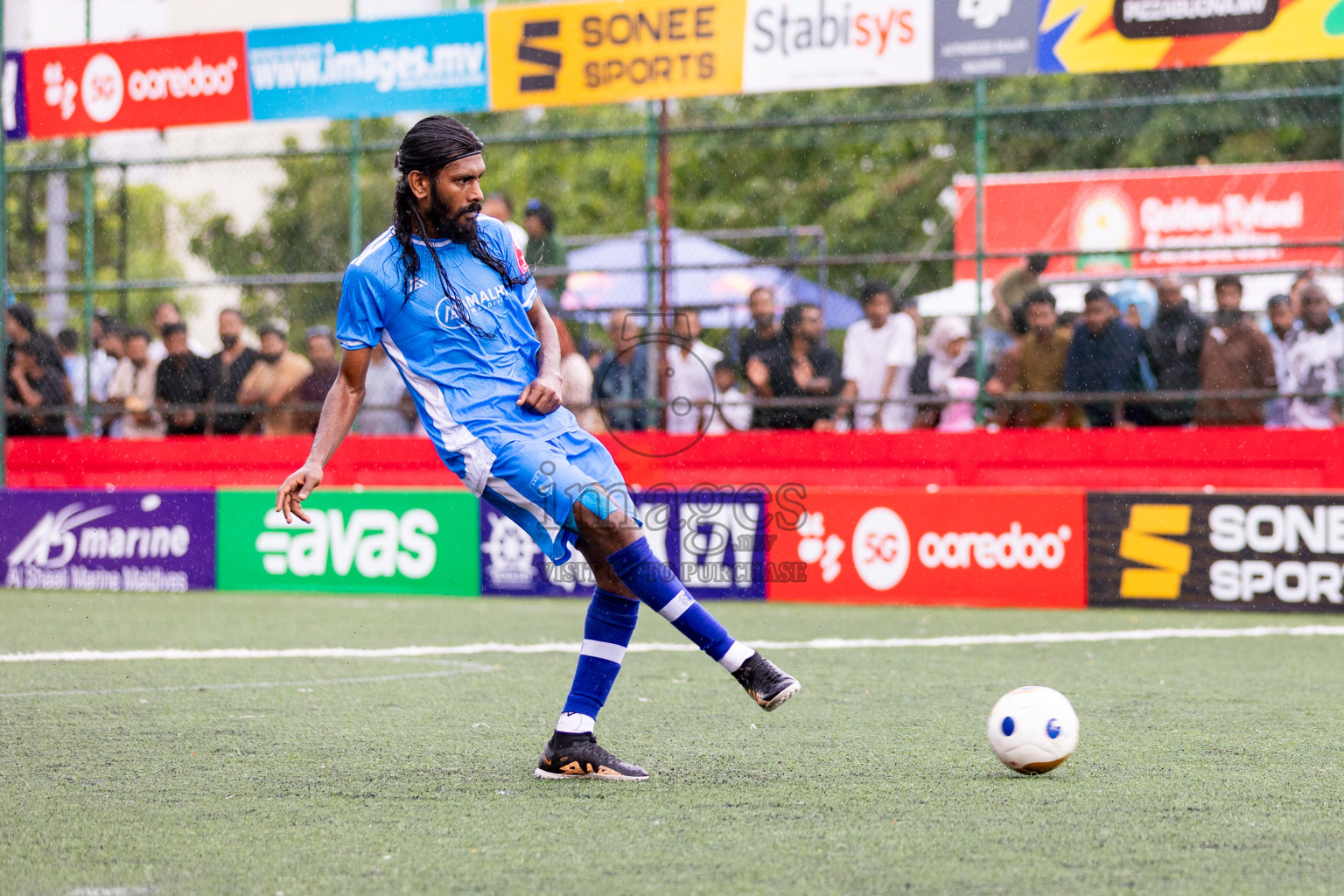 R Maduvvari VS R Alifushi in Day 6 of Golden Futsal Challenge 2025 on Friday, 6th January 2025, in Hulhumale', Maldives 
Photos: Hassan Simah / images.mv