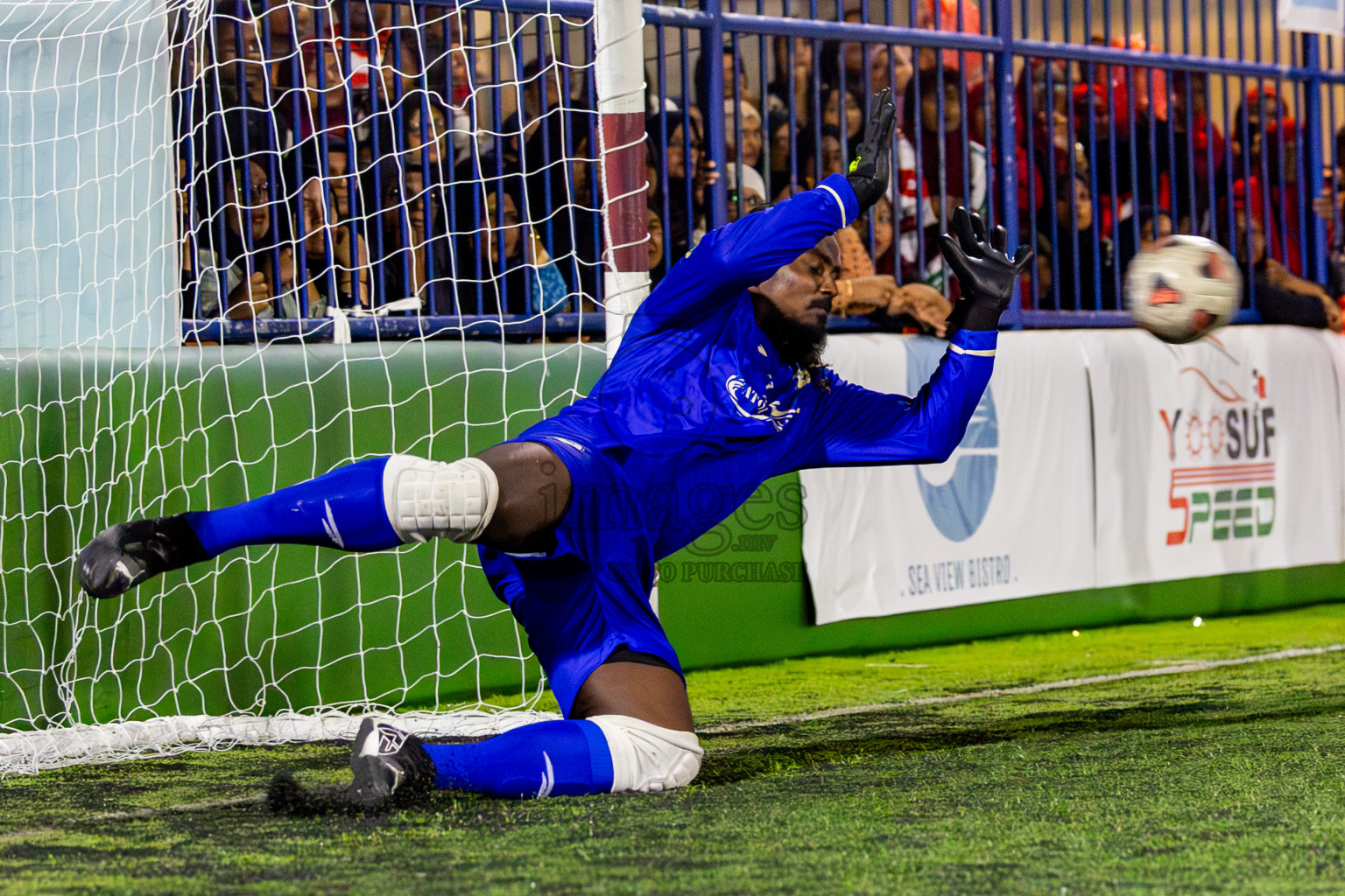 Goidhoo vs Dhonfan in Quater Finals of Better in Baa Futsal Fiesta 2025 Men's division held in B. Eydhafushi, Maldives on Thursday, 13th November 2025. Photos: Nausham Waheed / images.mv