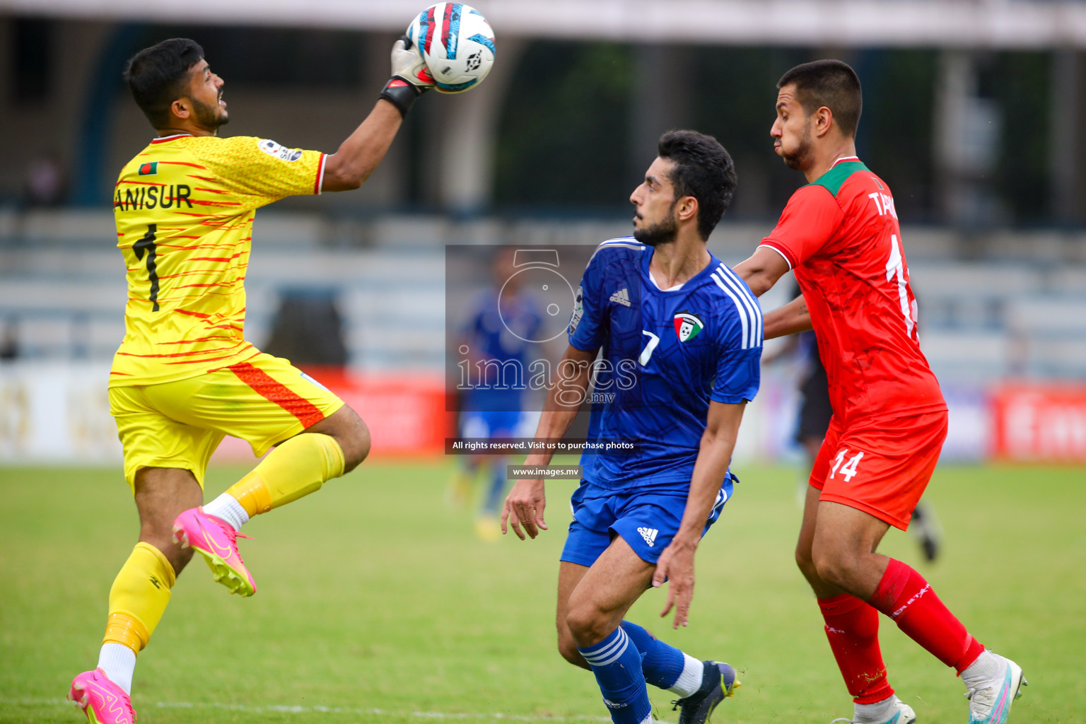 Kuwait vs Bangladesh in the Semi-final of SAFF Championship 2023 held in Sree Kanteerava Stadium, Bengaluru, India, on Saturday, 1st July 2023. Photos: Nausham Waheed, Hassan Simah / images.mv