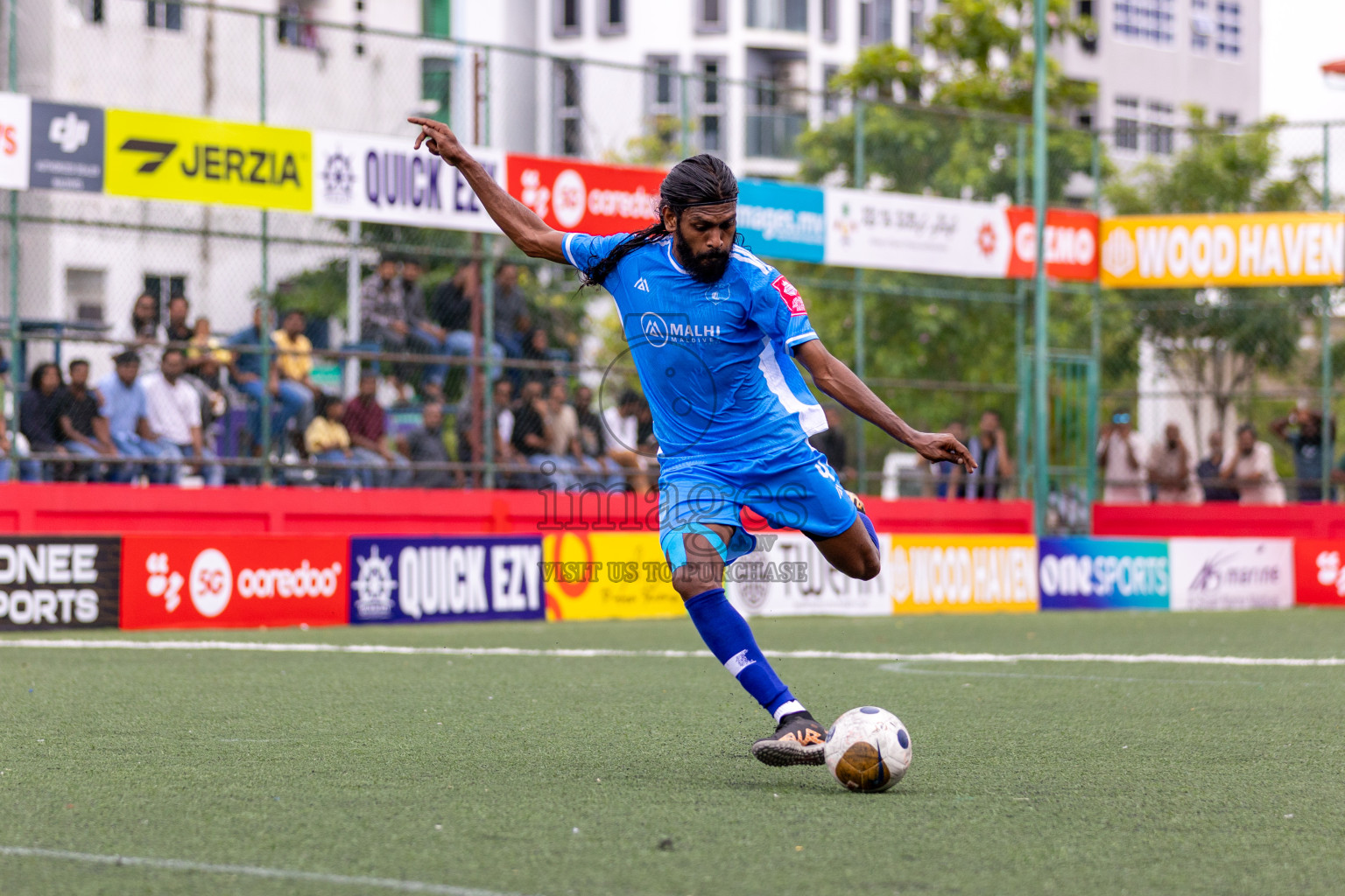 R Maduvvari VS R Alifushi in Day 6 of Golden Futsal Challenge 2025 on Friday, 6th January 2025, in Hulhumale', Maldives 
Photos: Hassan Simah / images.mv