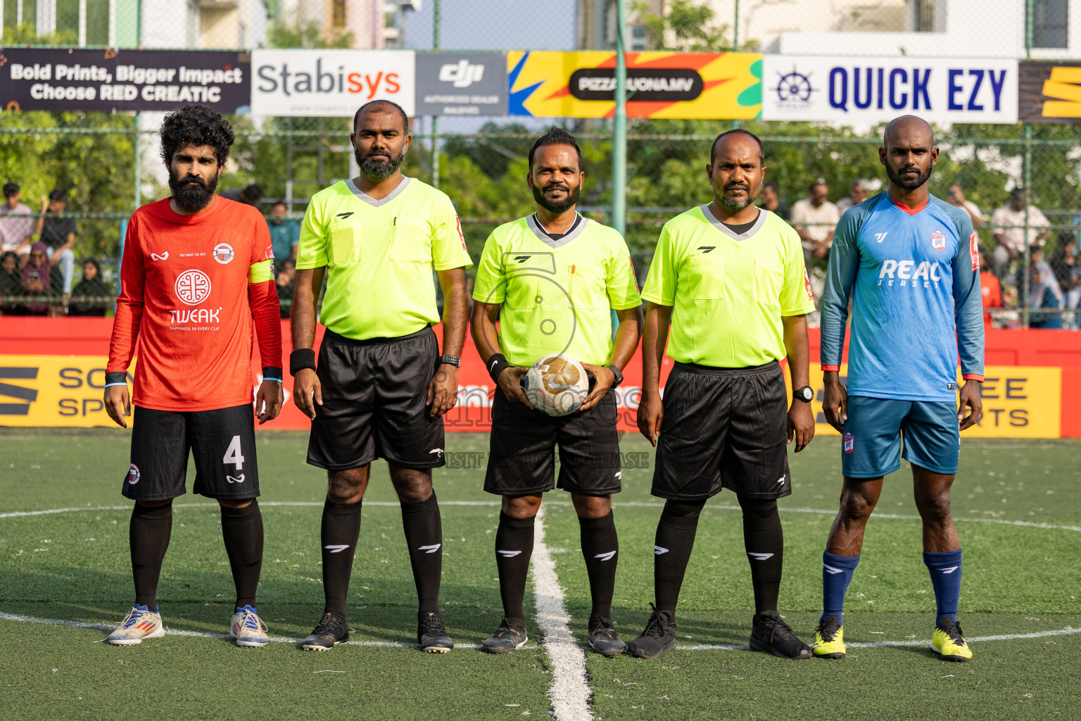 Th Dhiyamigili vs Th Omadhoo in Day 14 of Golden Futsal Challenge 2025 was held on Saturday, 18th January 2025, in Hulhumale', Maldives. 
Photos: Hassan Simah / images.mv