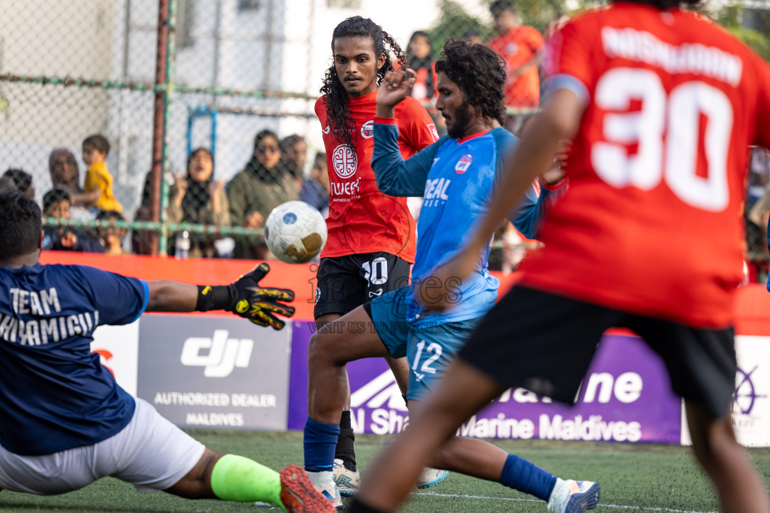 Th Dhiyamigili vs Th Omadhoo in Day 14 of Golden Futsal Challenge 2025 was held on Saturday, 18th January 2025, in Hulhumale', Maldives. 
Photos: Hassan Simah / images.mv