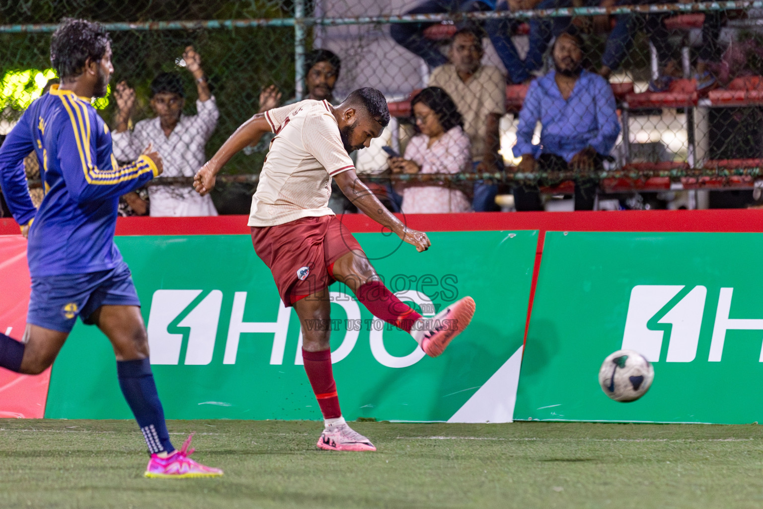 CLUB 220 vs HPSN in the Quarter Finals of Club Maldives Classic 2024 held in Rehendi Futsal Ground, Hulhumale', Maldives on Tuesday, 17th September 2024. 
Photos: Hassan Simah / images.mv