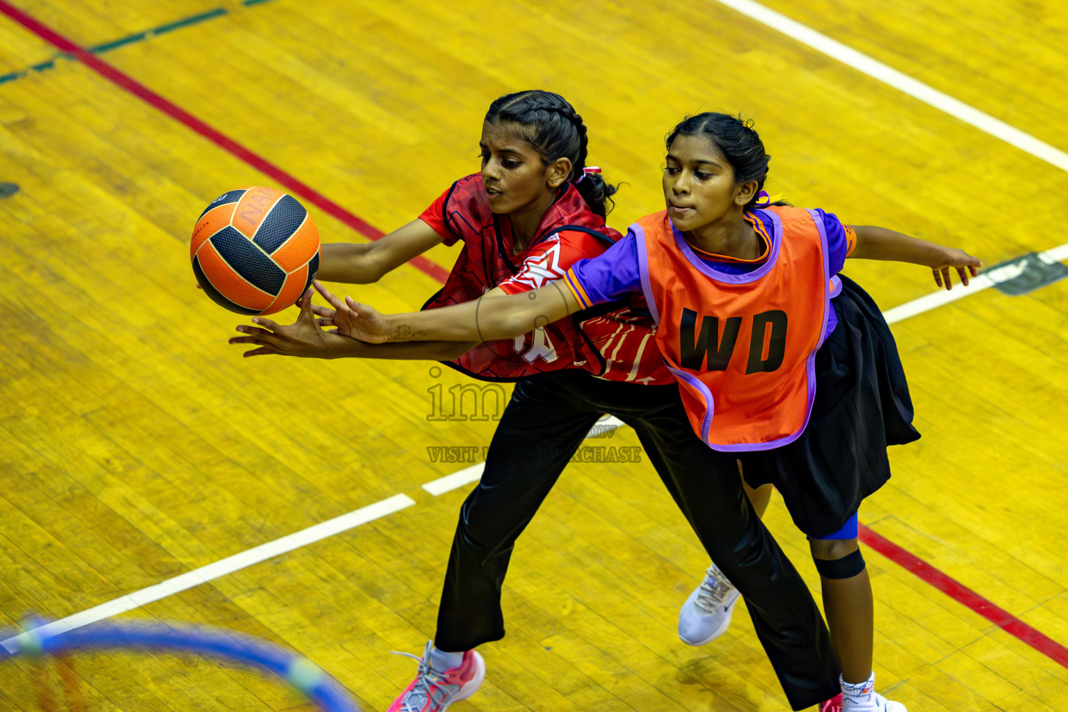 Iskandhar School vs Ghiyasuddin International School in the U15 Finals of Inter-school Netball Tournament held in Social Center at Male', Maldives on Monday, 26th August 2024. Photos: Hassan Simah / images.mv