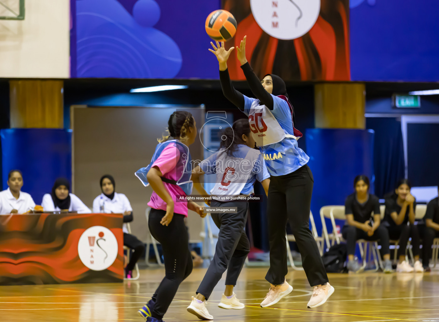 Shinning Star vs Mahibadhoo in the Milo National Netball Tournament 2022 on 21 July 2022, held in Social Center, Male', Maldives. Photographer: Shuu / Images.mv