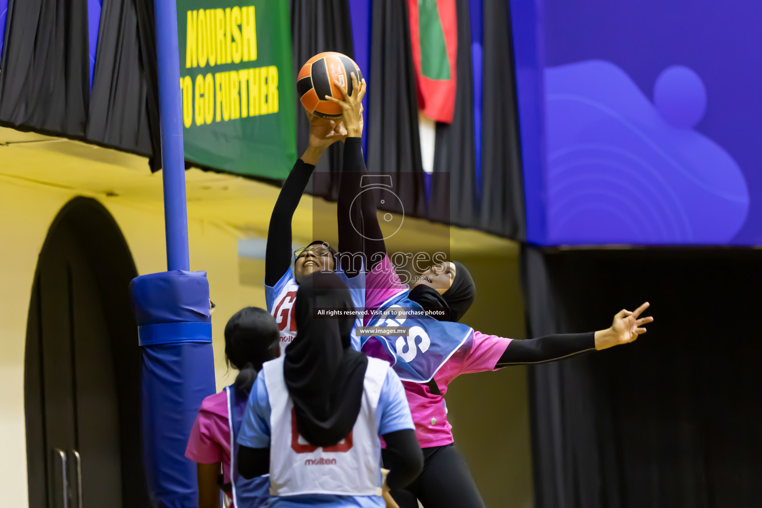 Shinning Star vs Mahibadhoo in the Milo National Netball Tournament 2022 on 21 July 2022, held in Social Center, Male', Maldives. Photographer: Shuu / Images.mv