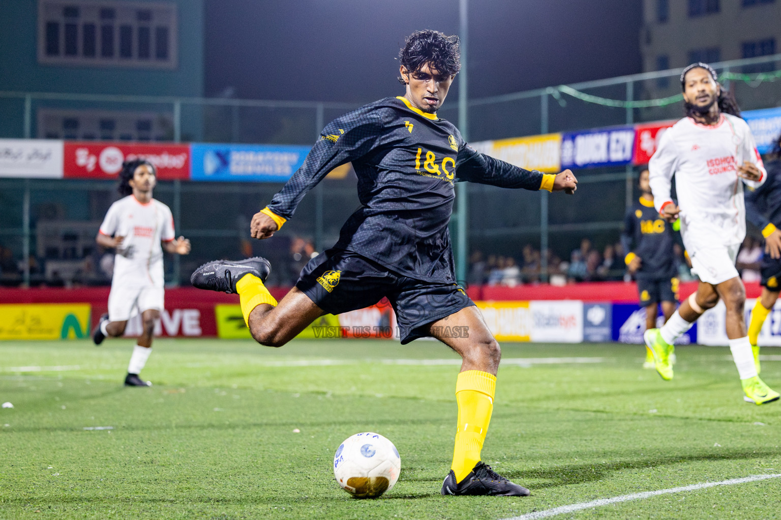 R Kalaidhoo vs R Isdhoo in Day 14 of Golden Futsal Challenge 2025 was held on Saturday, 18th January 2025, in Hulhumale', Maldives. Photos: Nausham Waheed / images.mv