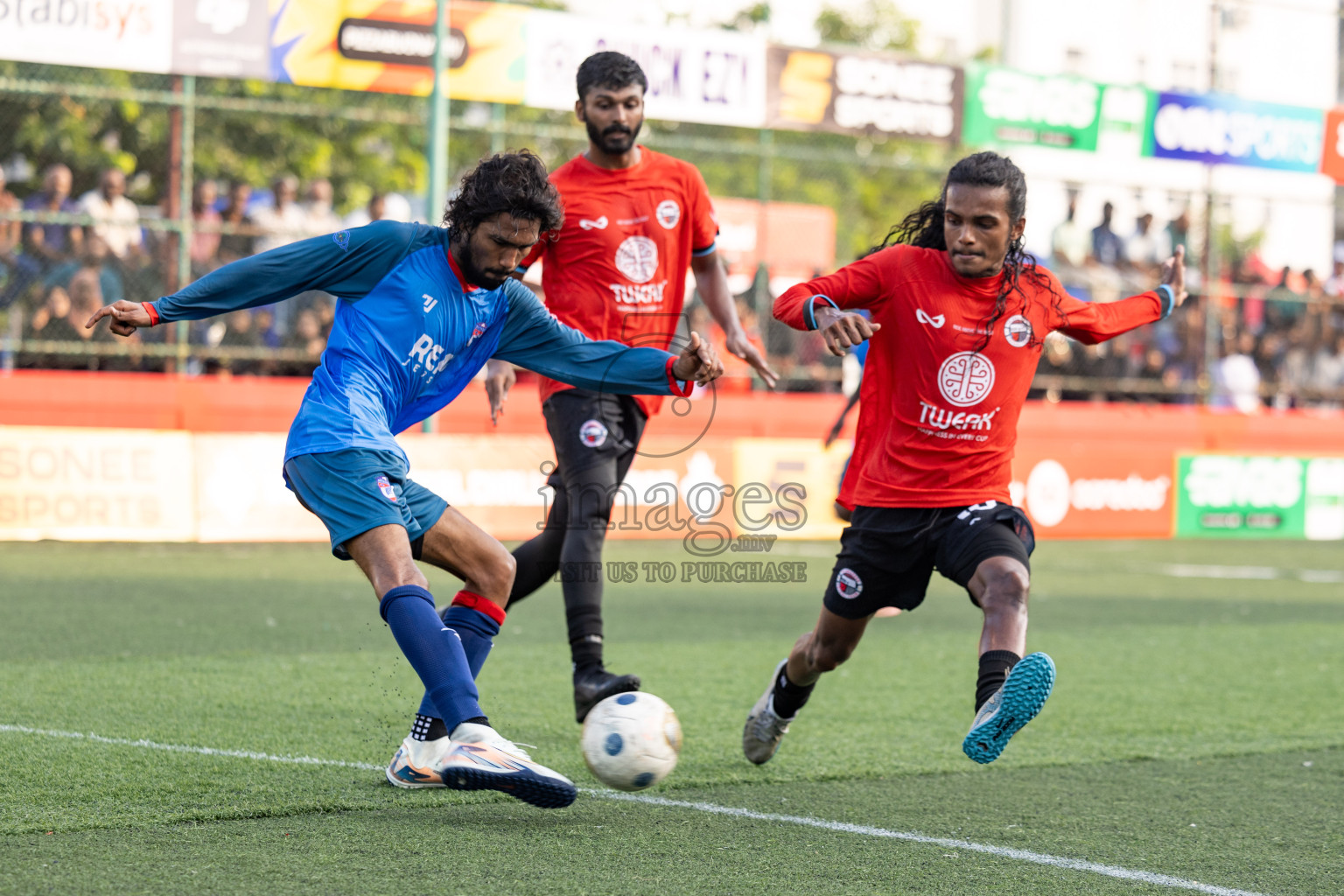 Th Dhiyamigili vs Th Omadhoo in Day 14 of Golden Futsal Challenge 2025 was held on Saturday, 18th January 2025, in Hulhumale', Maldives. 
Photos: Hassan Simah / images.mv