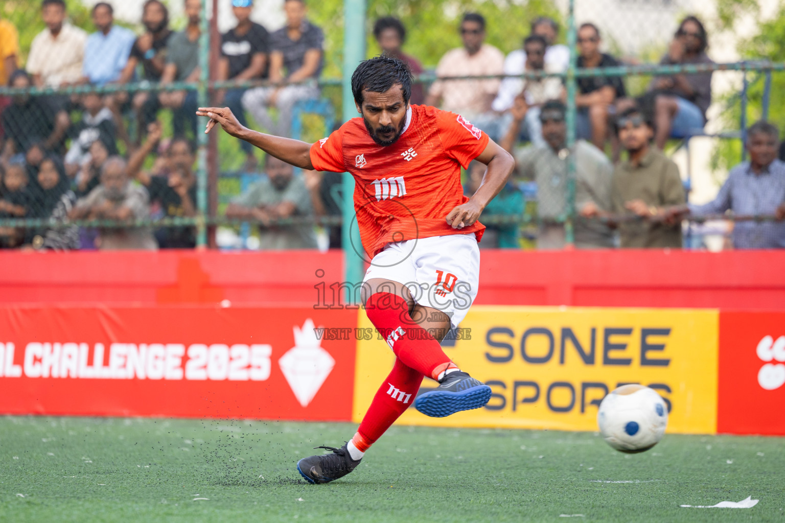 K Kaashidhoo vs K Thulusdhoo in Day 15 of Golden Futsal Challenge 2025 was held on Sunday, 19th January 2025, in Hulhumale', Maldives. Photos: Mohamed Mahfooz Moosa / images.mv