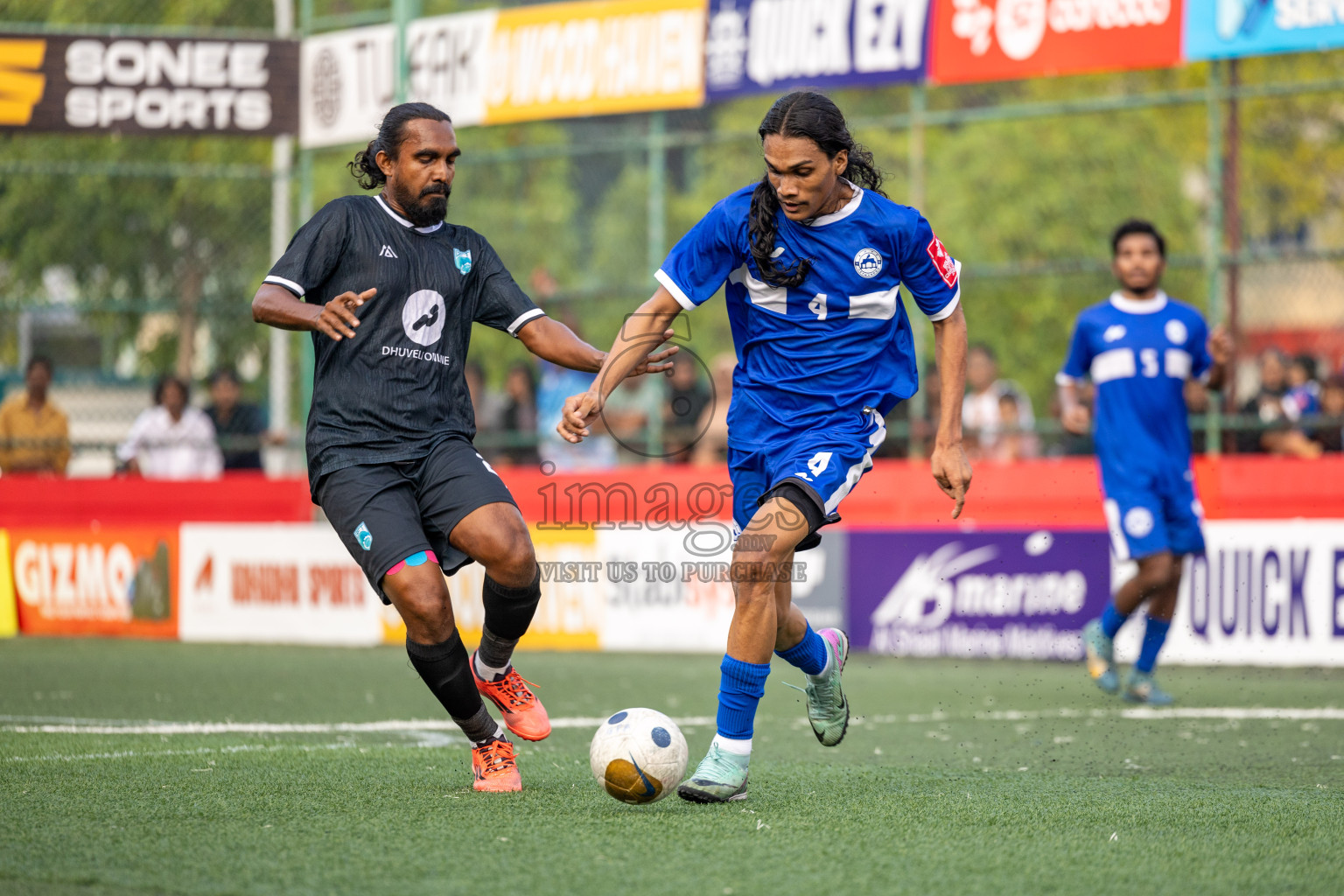 Th. Gaadhiffushi VS Th. Veymandoo in Day 14 of Golden Futsal Challenge 2025 was held on Saturday, 18th January 2025, in Hulhumale', Maldives. 
Photos: Hassan Simah / images.mv