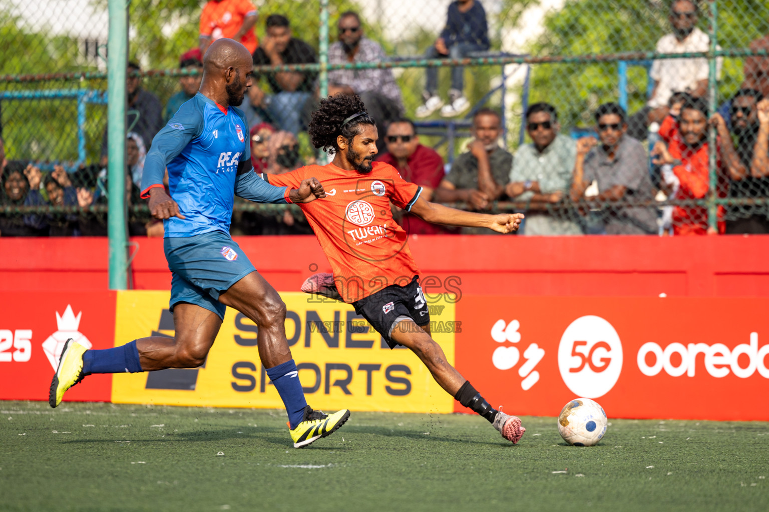 Th Dhiyamigili vs Th Omadhoo in Day 14 of Golden Futsal Challenge 2025 was held on Saturday, 18th January 2025, in Hulhumale', Maldives. 
Photos: Hassan Simah / images.mv