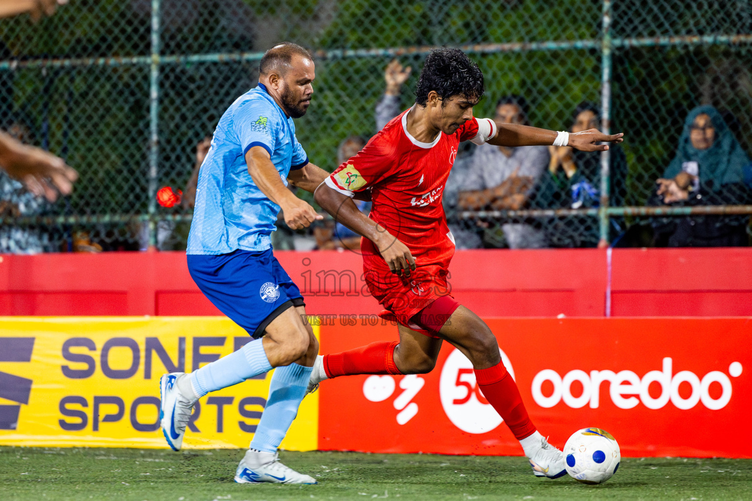 F Dharanboodhoo vs M Dhiggaru in zone round on Day 29 of Golden Futsal Challenge 2025 was held on Sunday , 2nd February 2025, in Hulhumale', Maldives. Photos: Nausham Waheed / images.mv