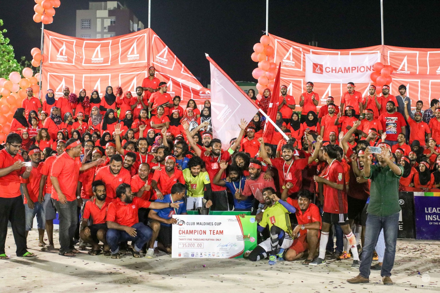 Finals of Milo Club Maldives Futsal Tournament between Bank of Maldives and Maldives Road Development Cooperationn Male', Maldives, Monday, April. 25, 2016.(Images.mv Photo/ Hussain Sinan).