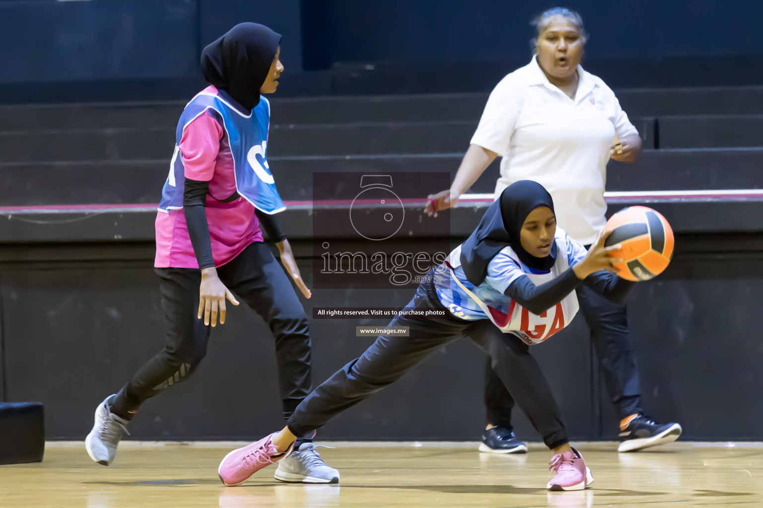 Shinning Star vs Mahibadhoo in the Milo National Netball Tournament 2022 on 21 July 2022, held in Social Center, Male', Maldives. Photographer: Shuu / Images.mv