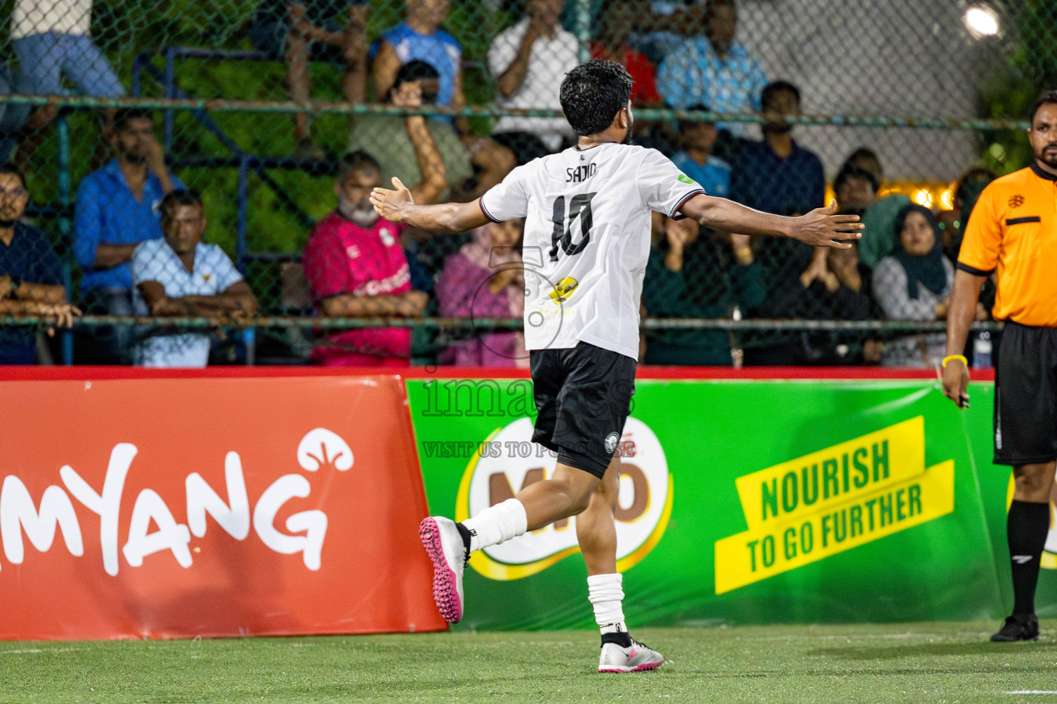 TEAM BADHAHI vs KULHIVARU VUZARA CLUB in the Semi-finals of Club Maldives Classic 2024 held in Rehendi Futsal Ground, Hulhumale', Maldives on Tuesday, 19th September 2024. 
Photos: Ismail Thoriq / images.mv