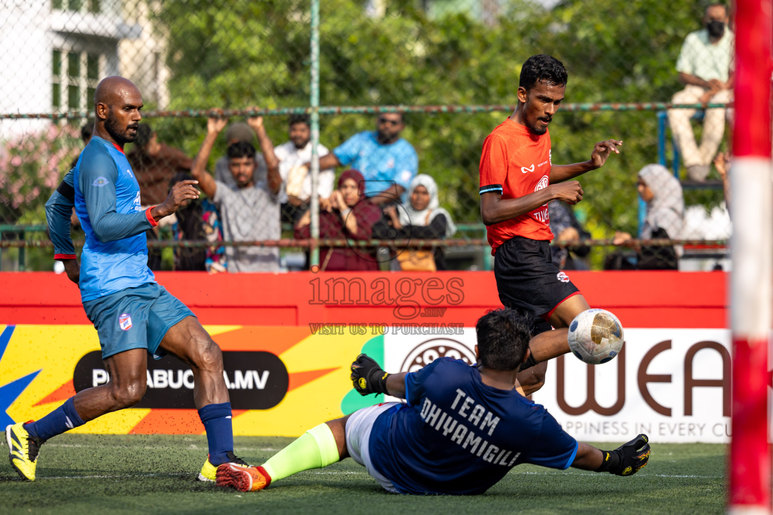 Th Dhiyamigili vs Th Omadhoo in Day 14 of Golden Futsal Challenge 2025 was held on Saturday, 18th January 2025, in Hulhumale', Maldives. 
Photos: Hassan Simah / images.mv