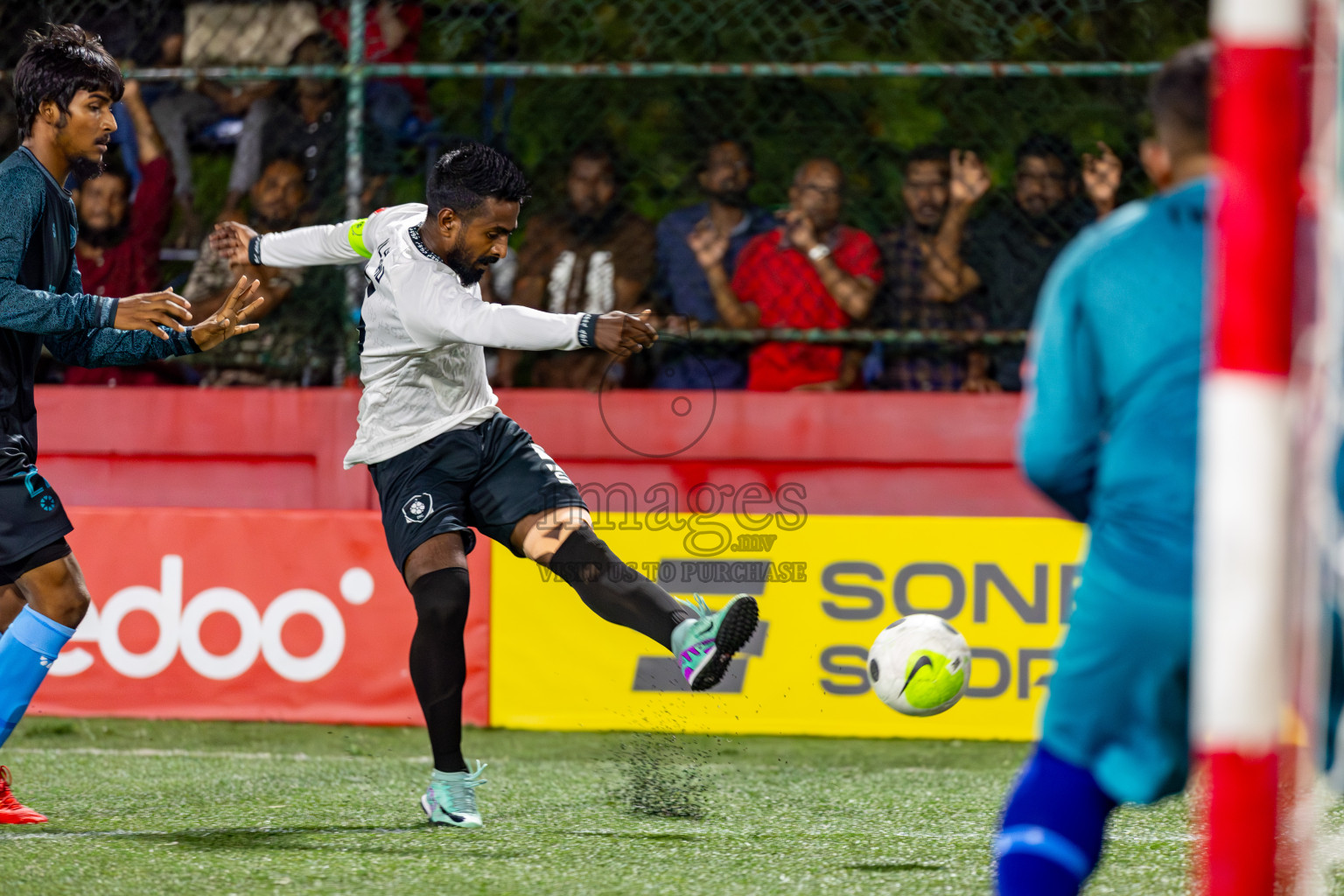 R. Dhuvaafaru VS Sh. Feydhoo on Day 33 of Golden Futsal Challenge 2024, held on Sunday, 18th February 2024, in Hulhumale', Maldives Photos: Hassan Simah / images.mv