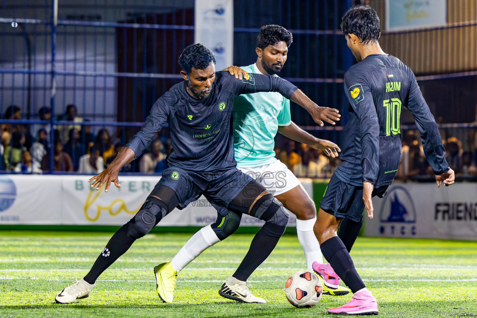 Dhonfan vs Fehendhoo in Day 1 of Better in Baa Futsal Fiesta 2025 Man's division held in B. Eydhafushi, Maldives on Wednesday, 5th November 2025. Photos: Nausham Waheed / images.mv