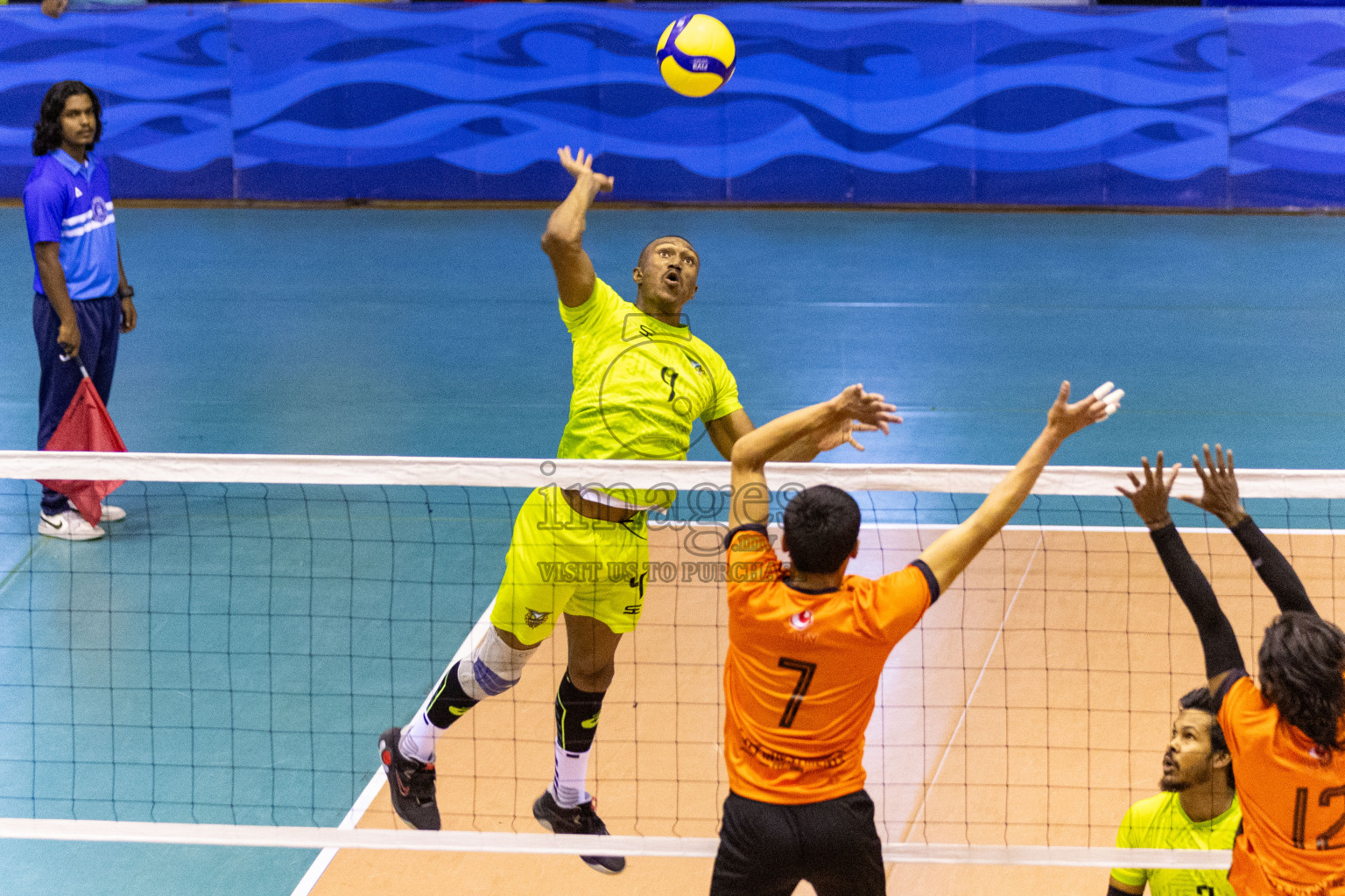 Final of Men's Division of Volleyball Association Cup 2023 held in Male', Maldives on Tuesday, 26th December 2023 at Social Center Indoor Hall Photos By: Nausham Waheed /images.mv