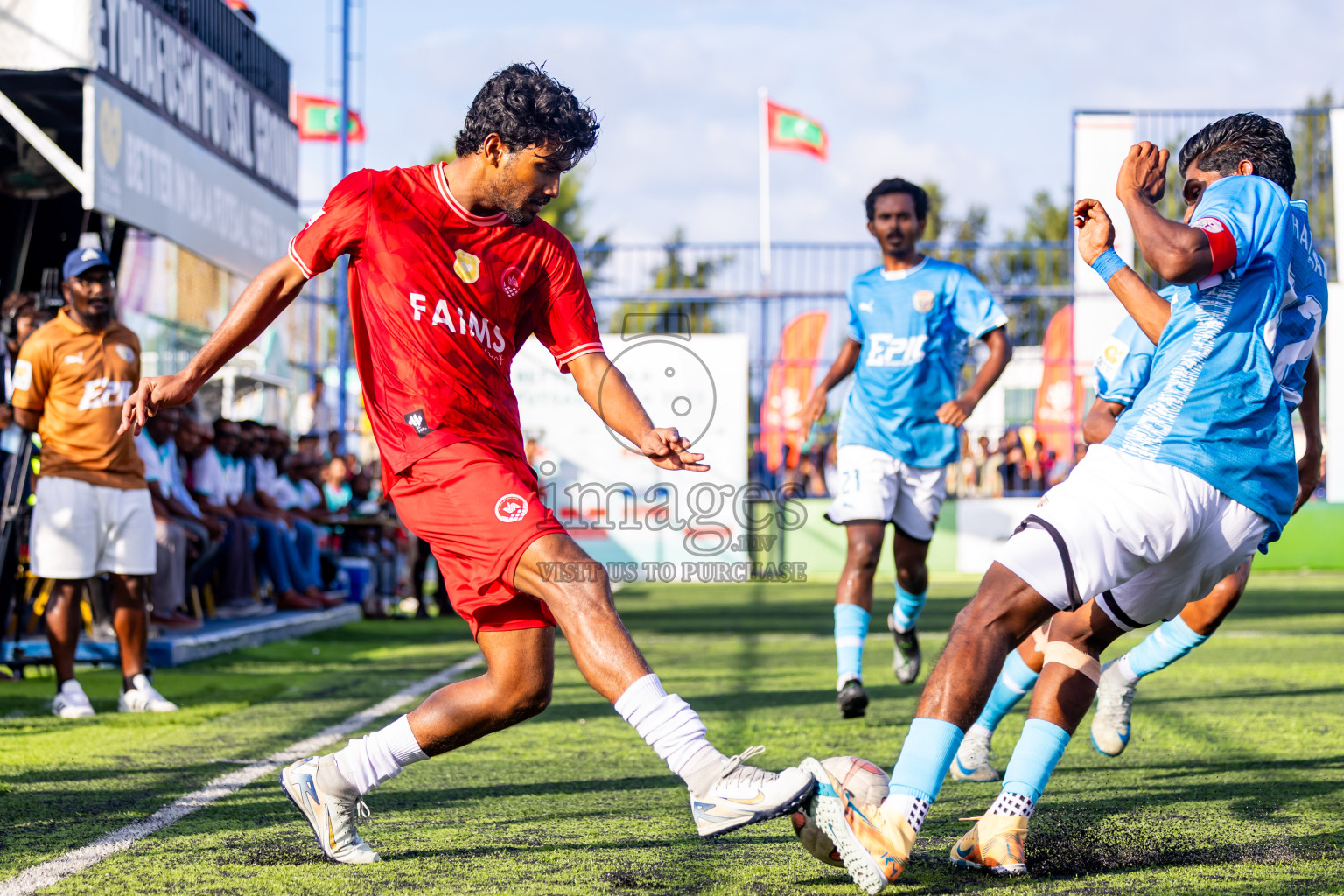 Eydhafushi vs Kudarikilu in Quater Finals of Better in Baa Futsal Fiesta 2025 Men's division held in B. Eydhafushi, Maldives on Thursday, 13th November 2025. Photos: Nausham Waheed / images.mv