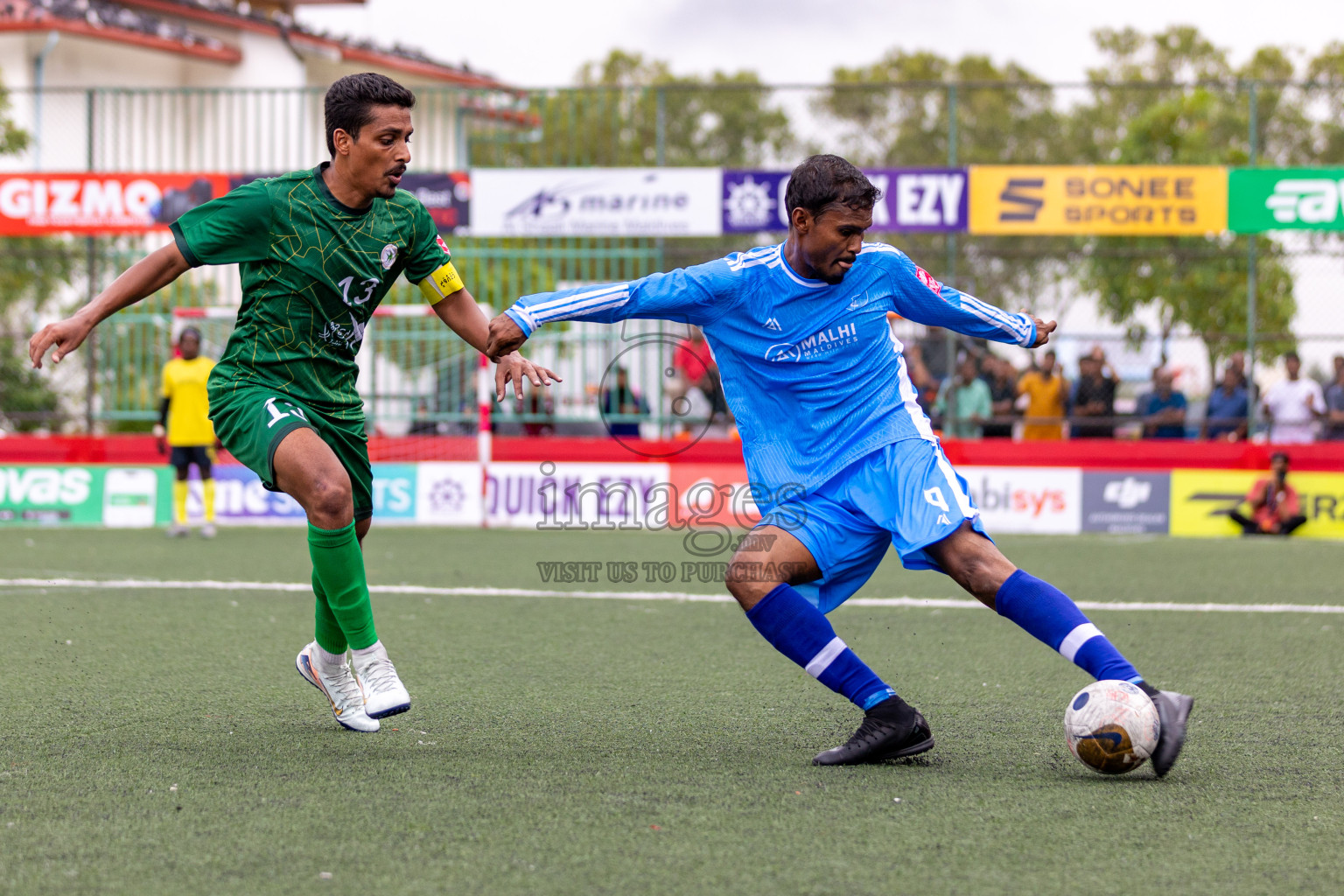 R Maduvvari VS R Alifushi in Day 6 of Golden Futsal Challenge 2025 on Friday, 6th January 2025, in Hulhumale', Maldives 
Photos: Hassan Simah / images.mv