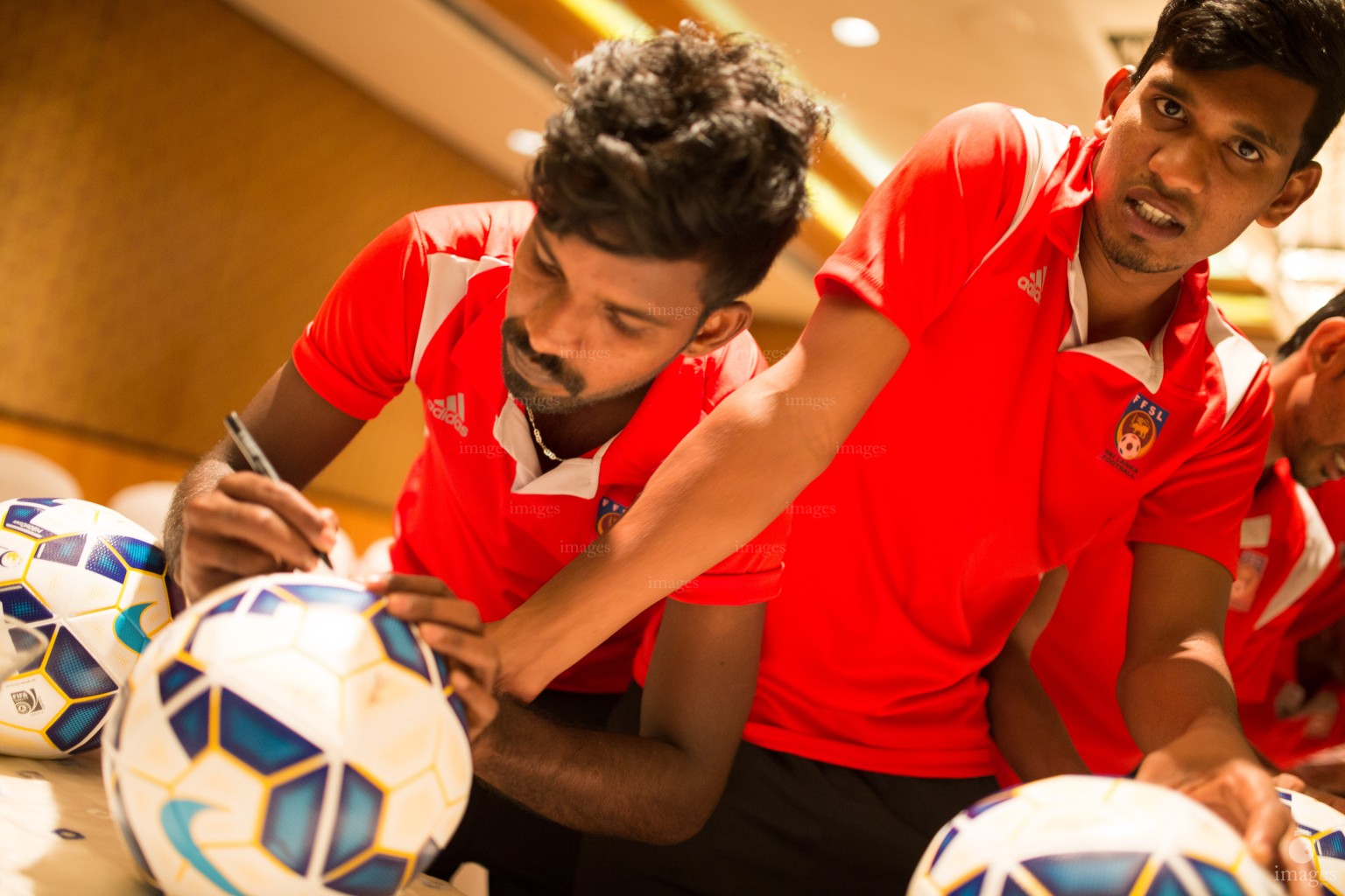 Players of Sri Lanka signs the match balls in Thiruvananthapuram, India, Friday, December. 24, 2015.  (Images.mv Photo/ Hussain Sinan).