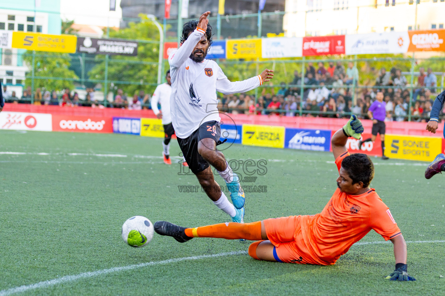 Th. Hirilandhoo VS Th. Guraidhoo in Day 6 of Golden Futsal Challenge 2024 was held on Saturday, 20th January 2024, in Hulhumale', Maldives 
Photos: Hassan Simah / images.mv