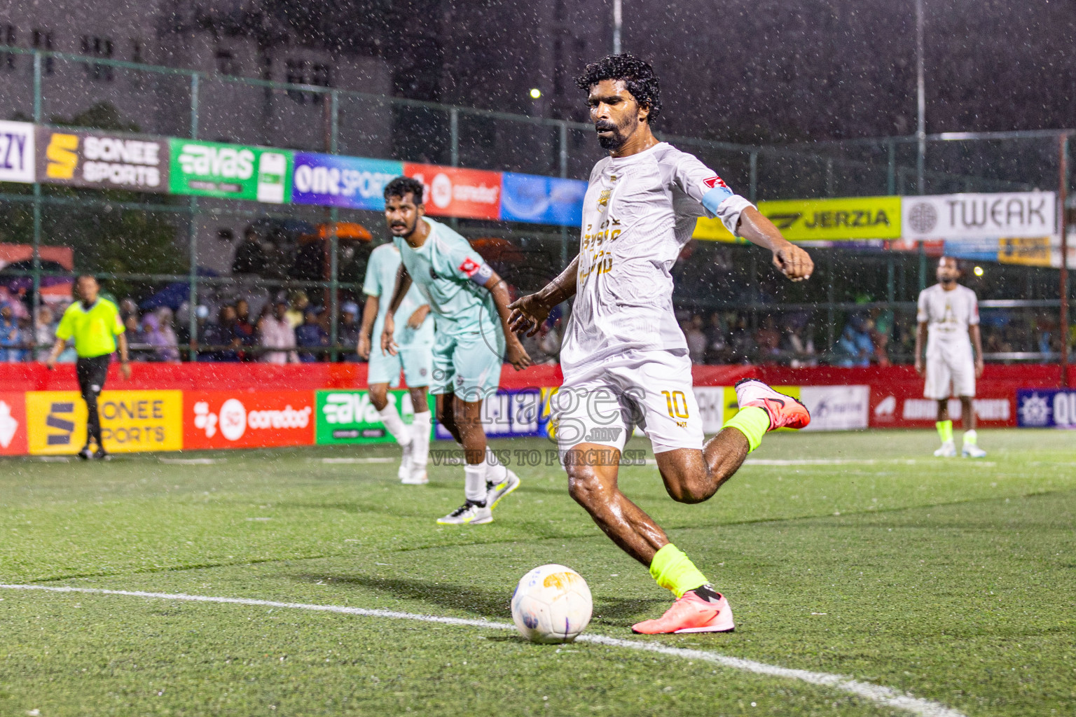 Lh. Hinnavaru VS Lh. Olhuvelifushi on Day 22 of Golden Futsal Challenge 2025 was held on Sunday, 26 January 2025, in Hulhumale', Maldives. 
Photos: Hassan Simah / images.mv