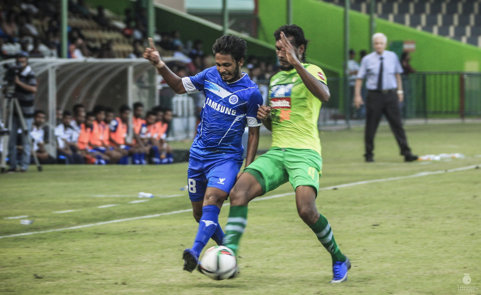 New Radiant Sports Club vs Maziya Sports & Recreation in Ooredoo Dhivehi Premier League 2016 Male', Tuesday April 19 2016. (Images.mv Photo: Mohamed Ahsan)