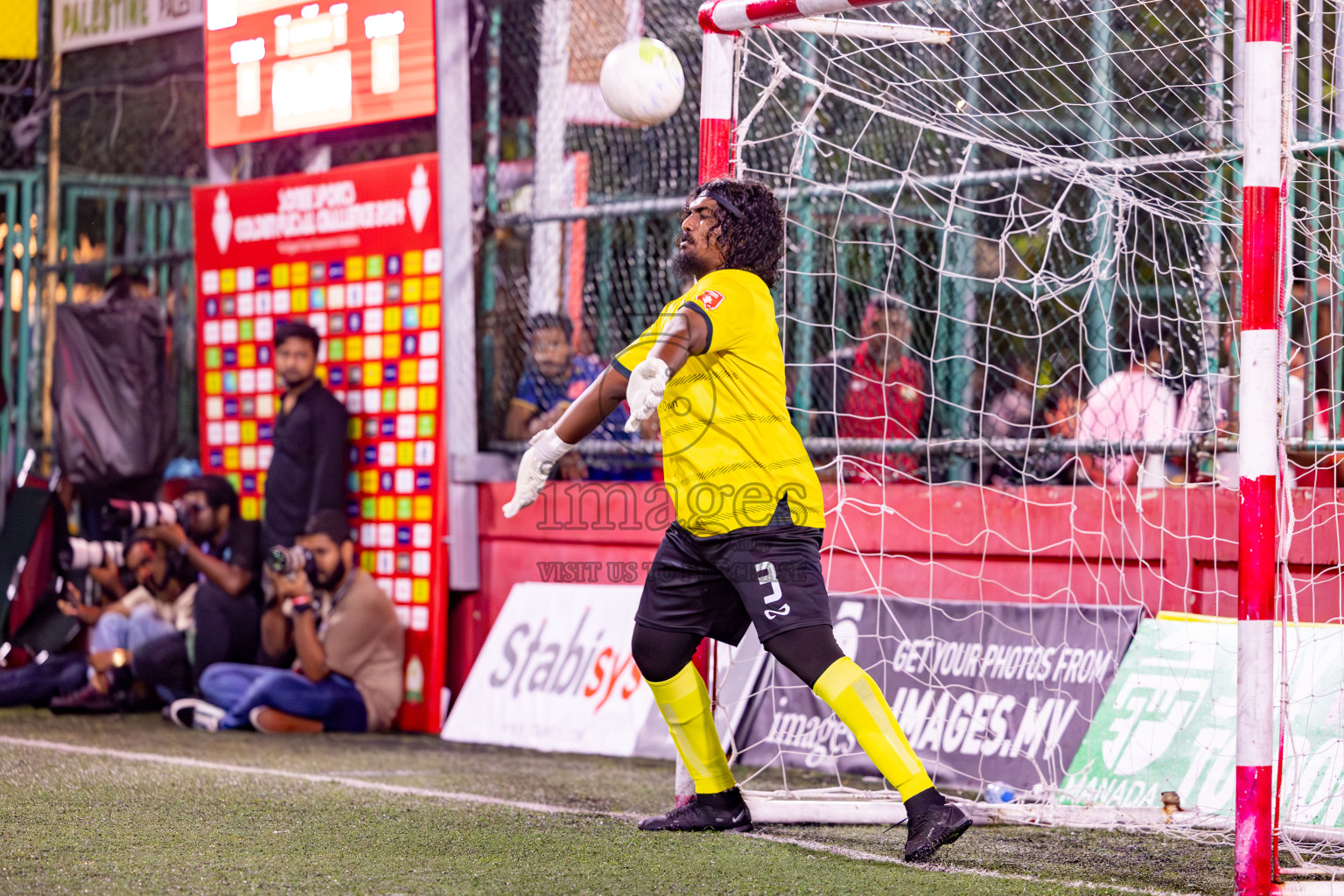 K. Gaafaru VS Dhadimagu in Round of 16 on Day 40 of Golden Futsal Challenge 2024 which was held on Tuesday, 27th February 2024, in Hulhumale', Maldives Photos: Hassan Simah / images.mv