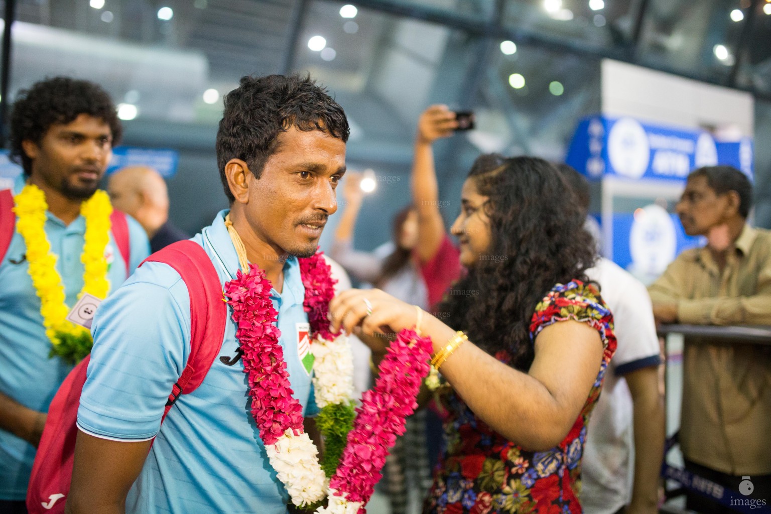 Maldivians living in Thiruvananthapuram gives a warm welcome to the national team upon their arrival in Thiruvananthapuram, India Wednesday, December. 23, 2015.  (Images.mv Photo/ Hussain Sinan).