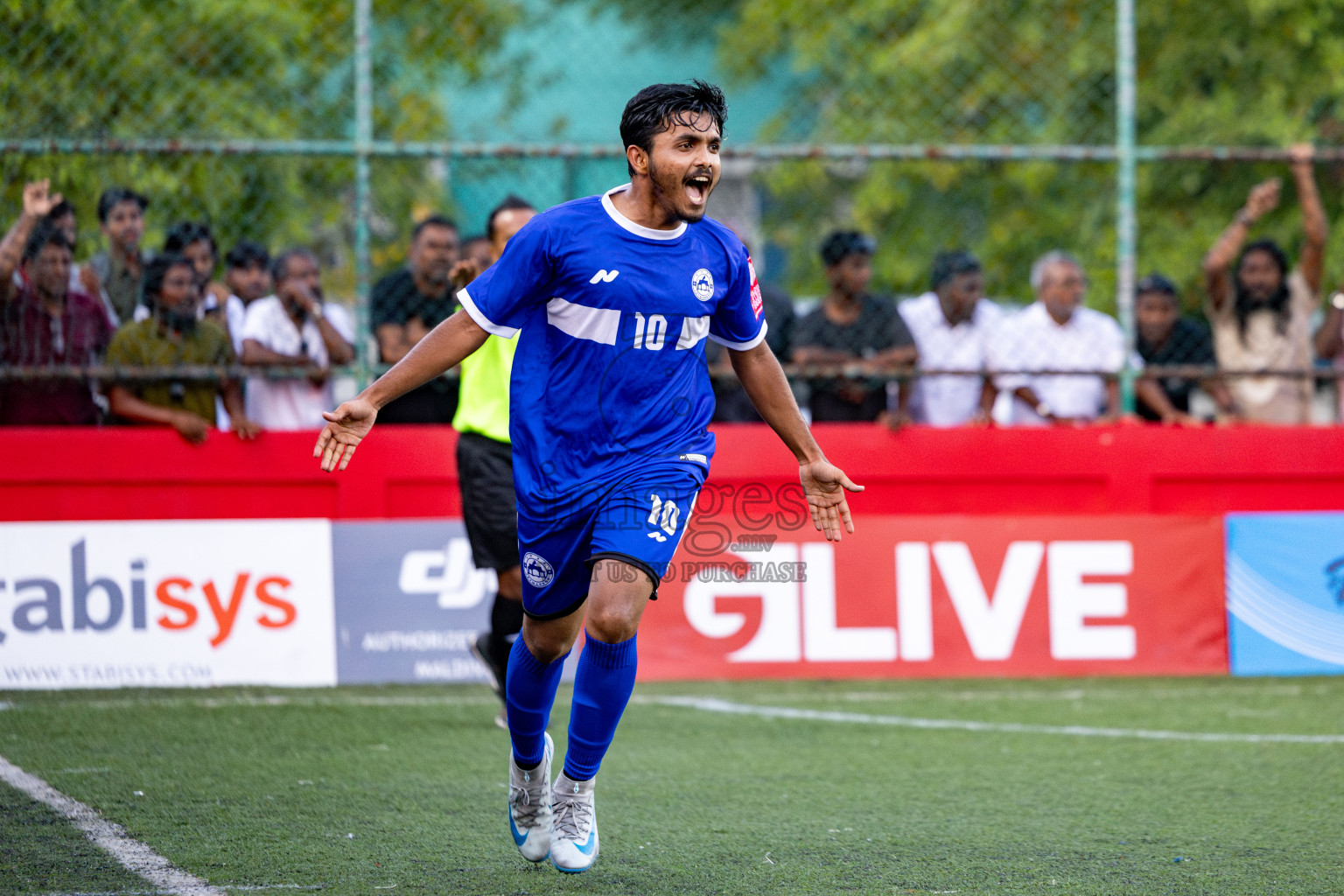 Th. Gaadhiffushi VS Th. Veymandoo in Day 14 of Golden Futsal Challenge 2025 was held on Saturday, 18th January 2025, in Hulhumale', Maldives. 
Photos: Hassan Simah / images.mv